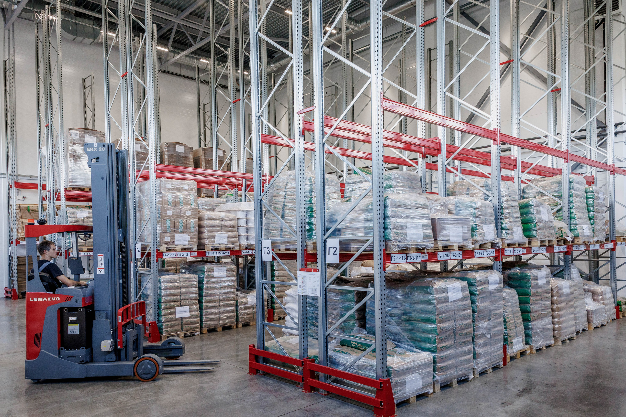 Запасы готового продукта на складе предприятия, промышленная съёмка