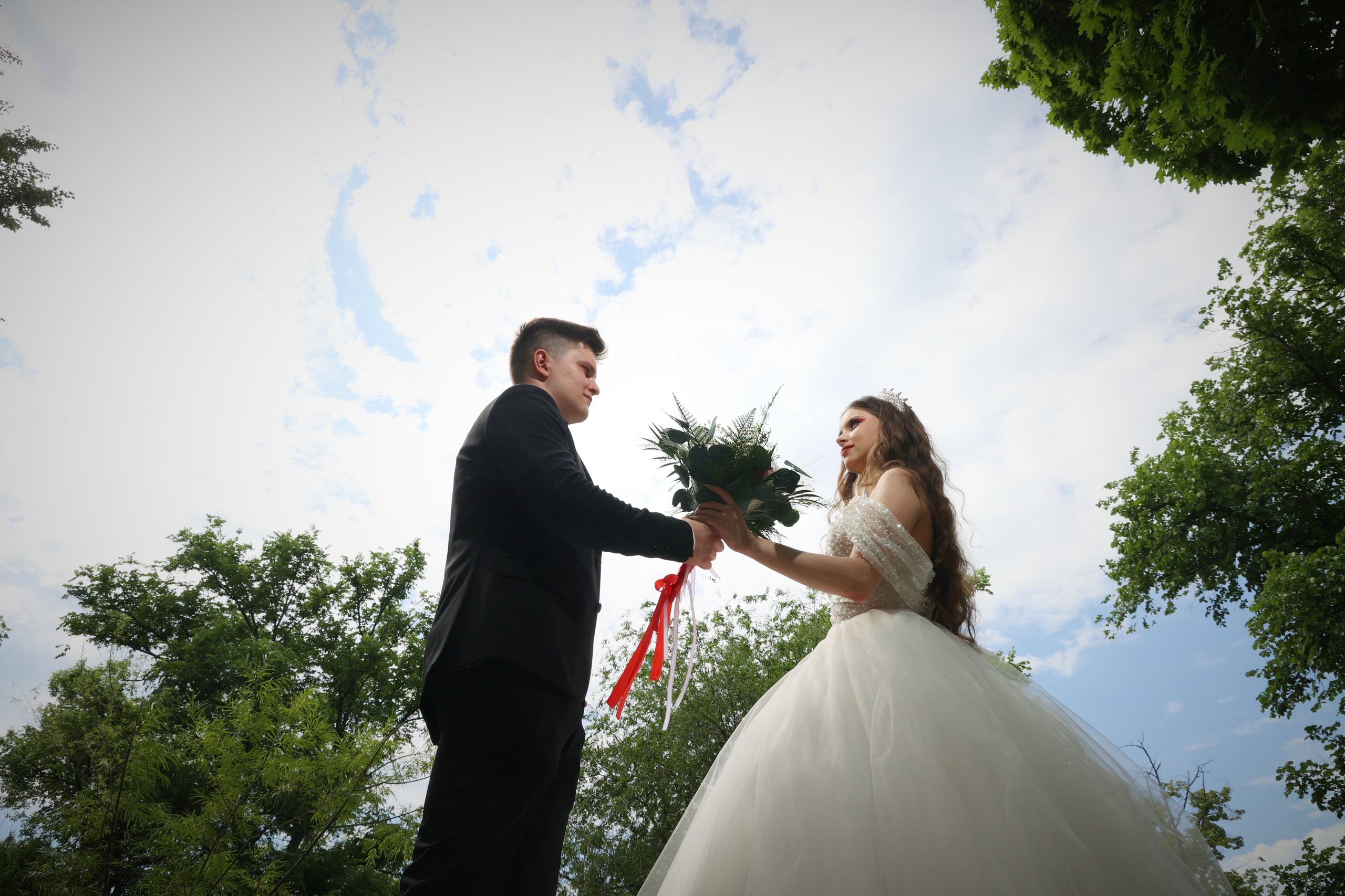 жених дарит невесте цветы