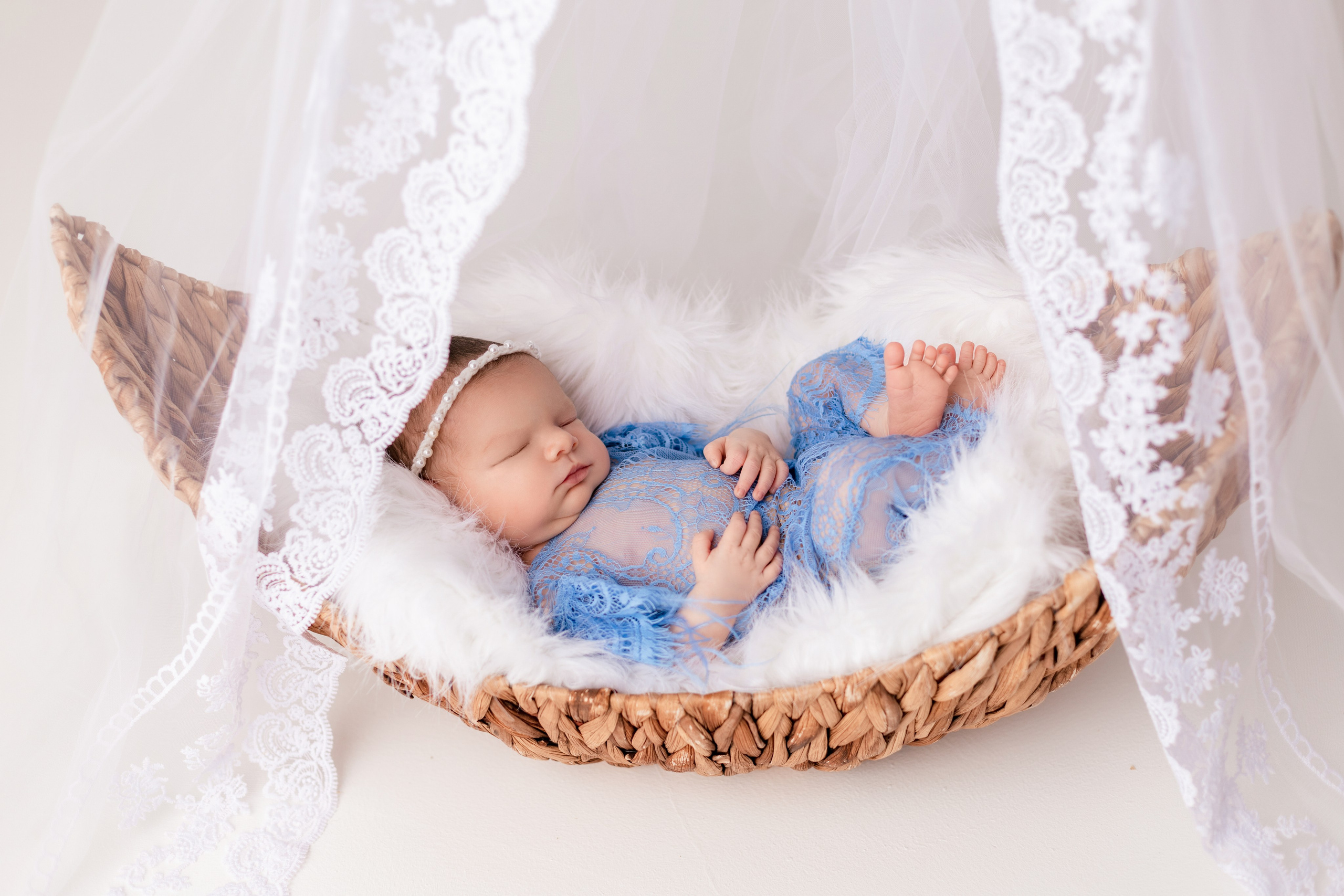 Аделина, 6 дней (в работе, без ретуши). Фотограф новорожденных в Нижнем Новгороде Надежда Кадылкина