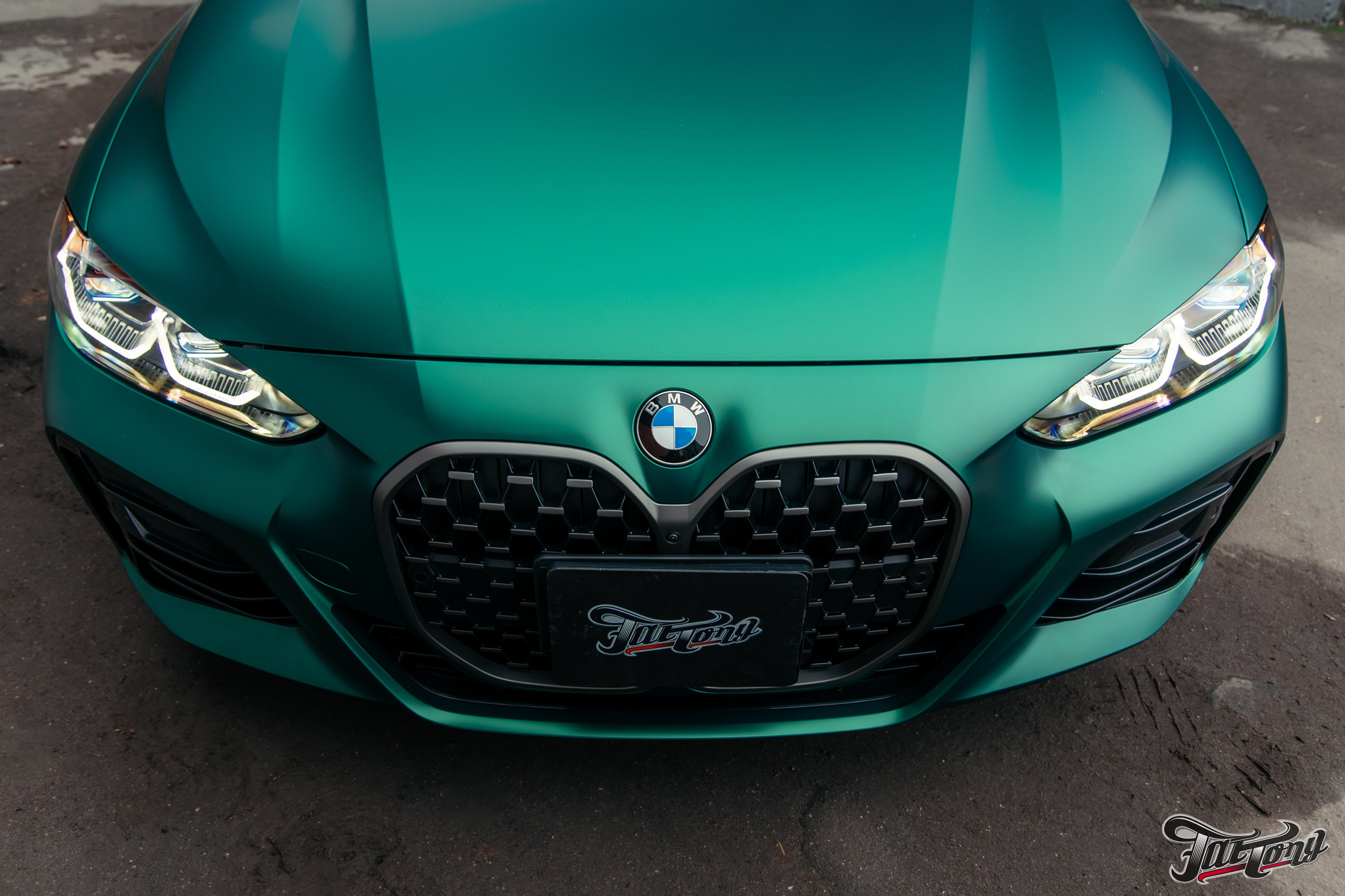 BMW 440i оклейка в цветной полиуретан Wematec matt green chrome с проемами. DeLorein