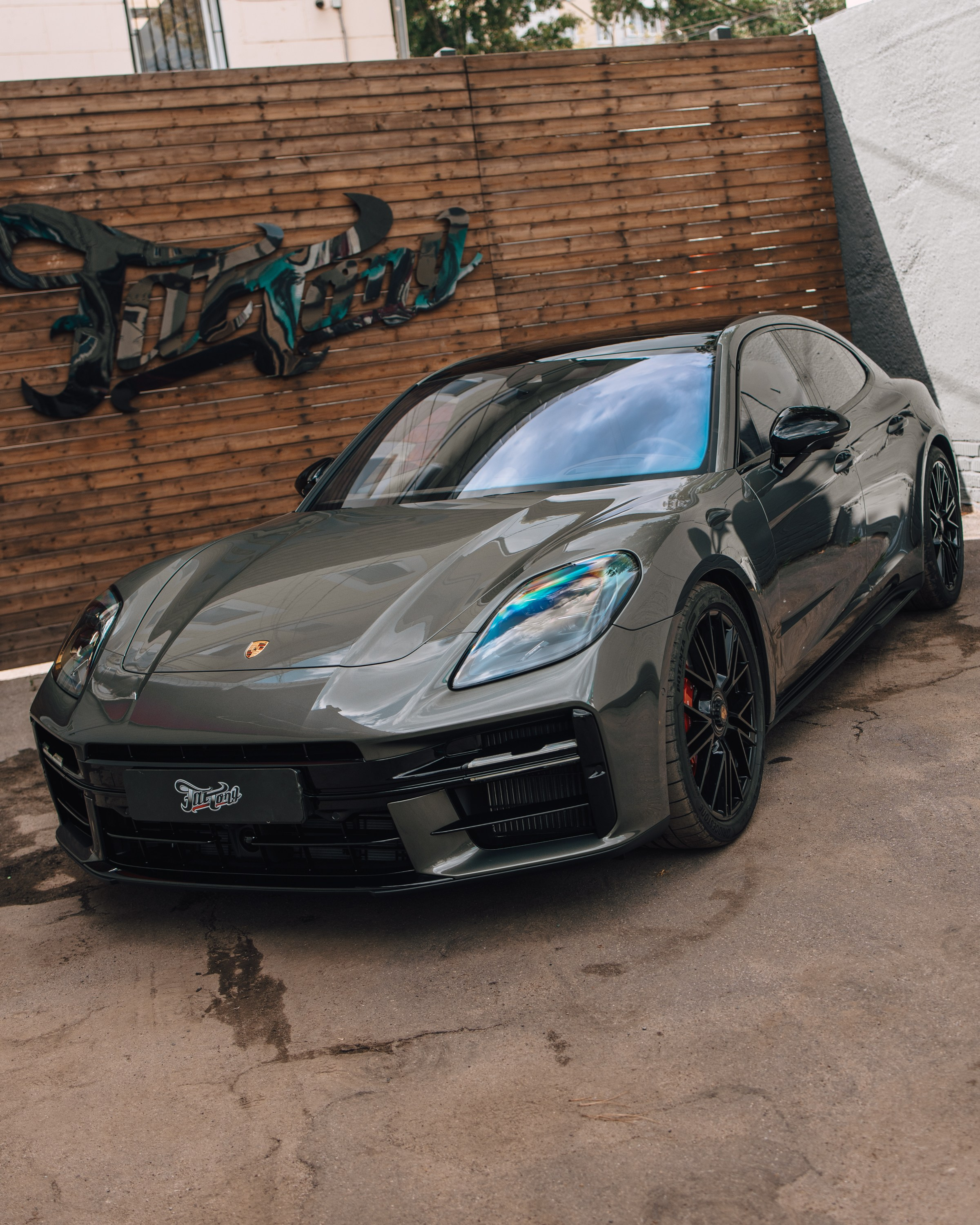 Porsche Panamera GTS оклейка глянецевый полиуретан. DeLorein