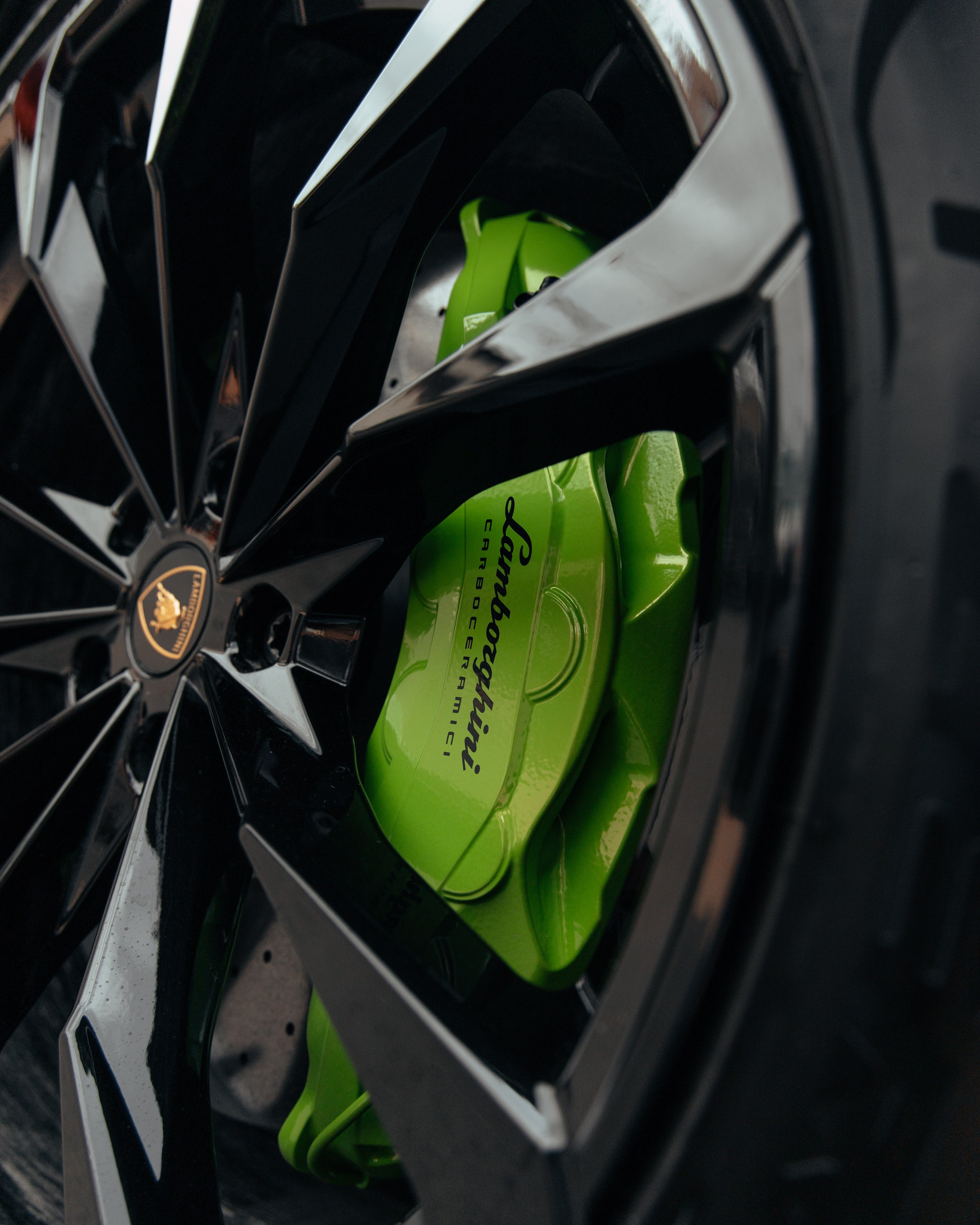 Lamborghini Urus ламинация карбоном вставок в капот, спойлеров, крышки багажника и зеркал. DeLorein