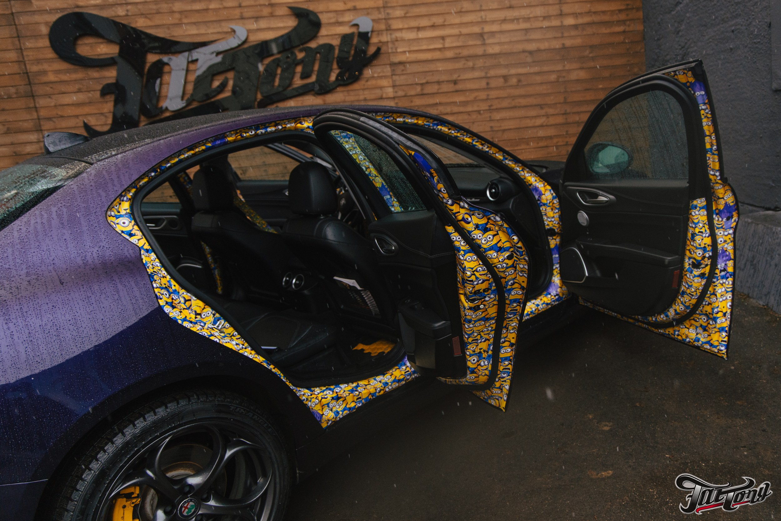 Alfa Romeo Giulia ремни безопасности с принтом и оклейка проемов. DeLorein