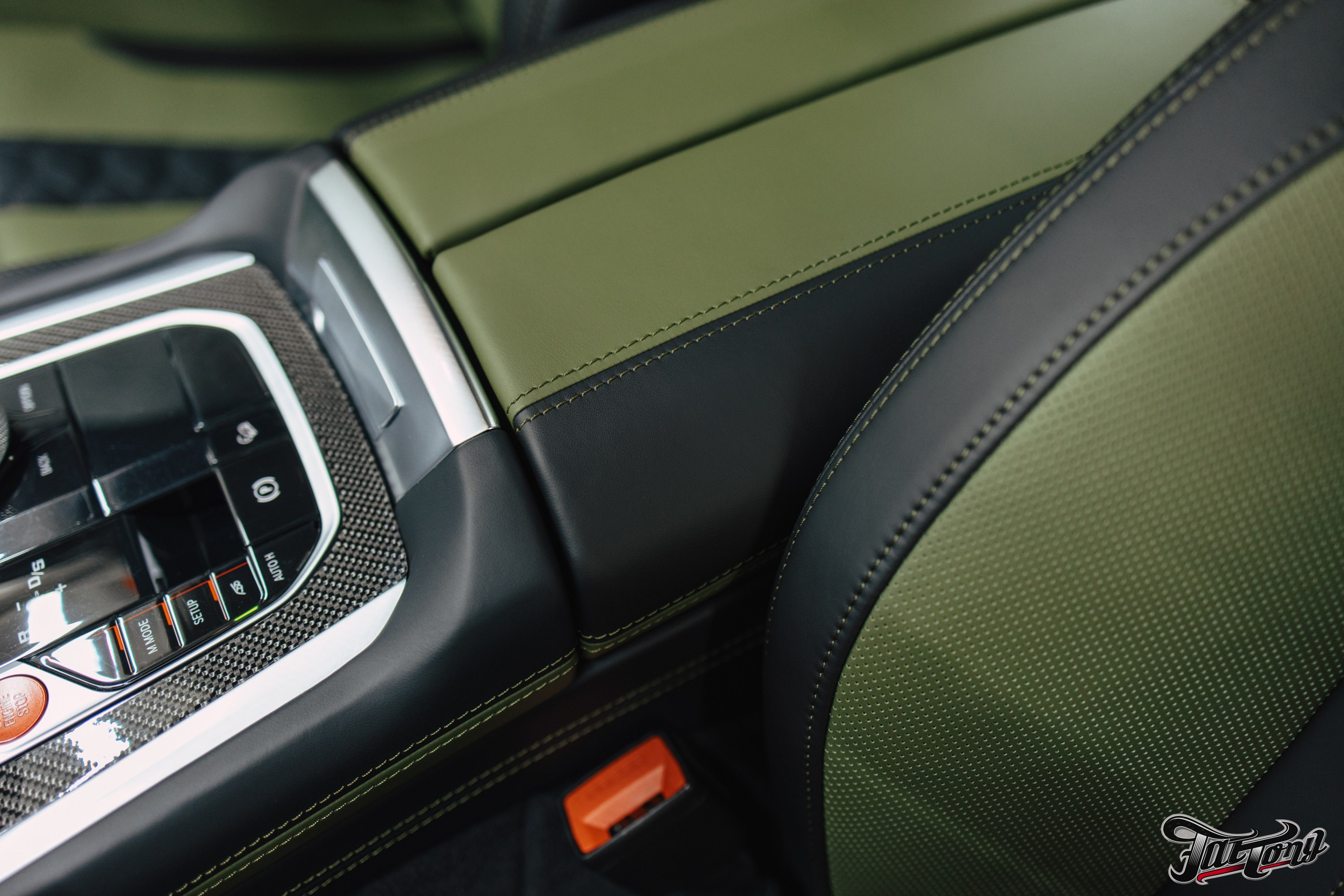 BMW X5M пошив салона в зеленую кожу. DeLorein