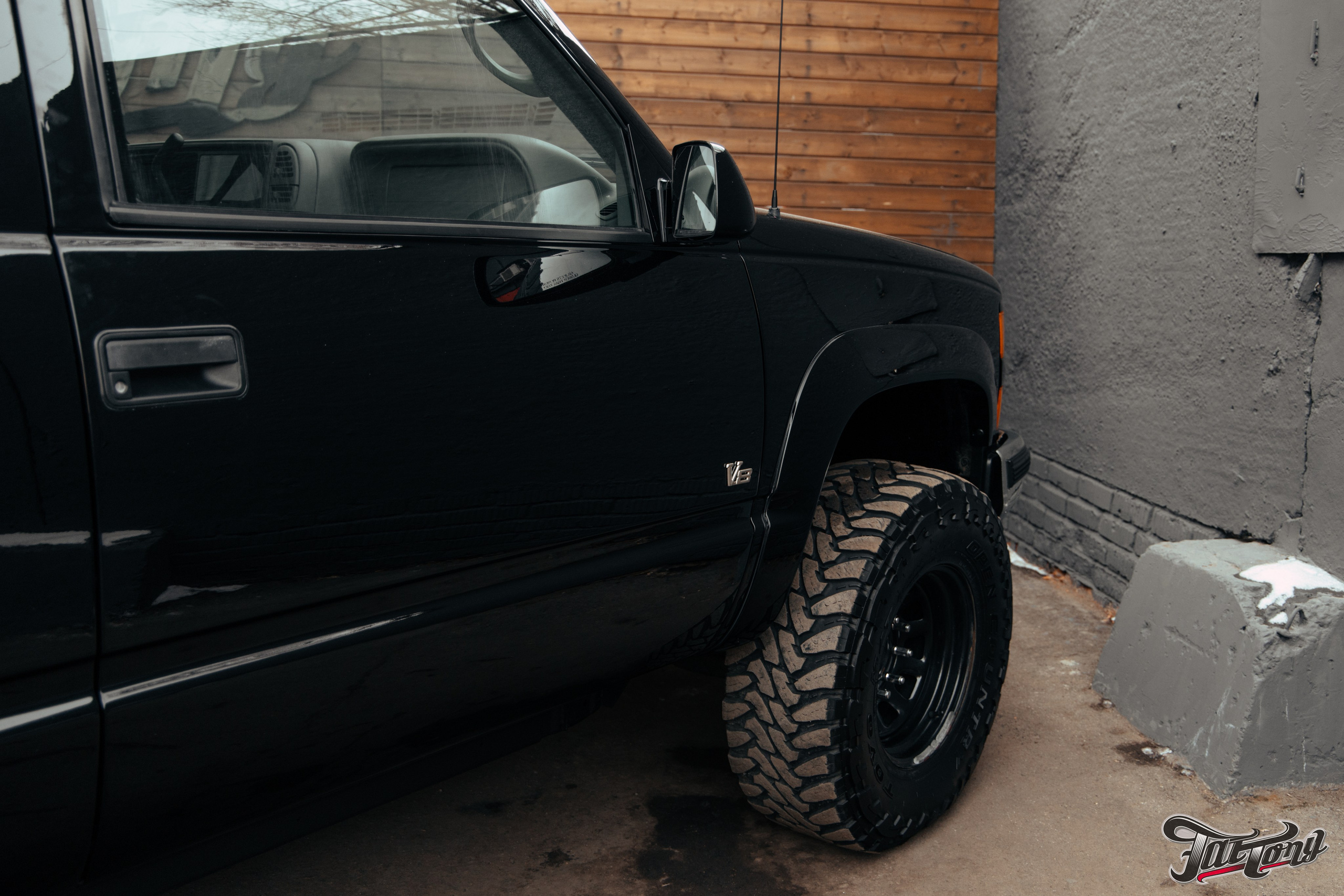 Chevrolet Tahoe I ремонт по кузову и окрас, пошив салона. DeLorein