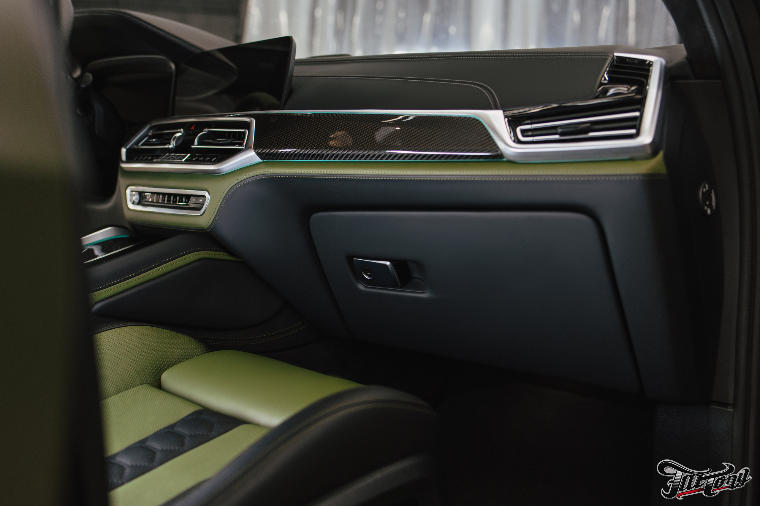 BMW X5M пошив салона в зеленую кожу. DeLorein