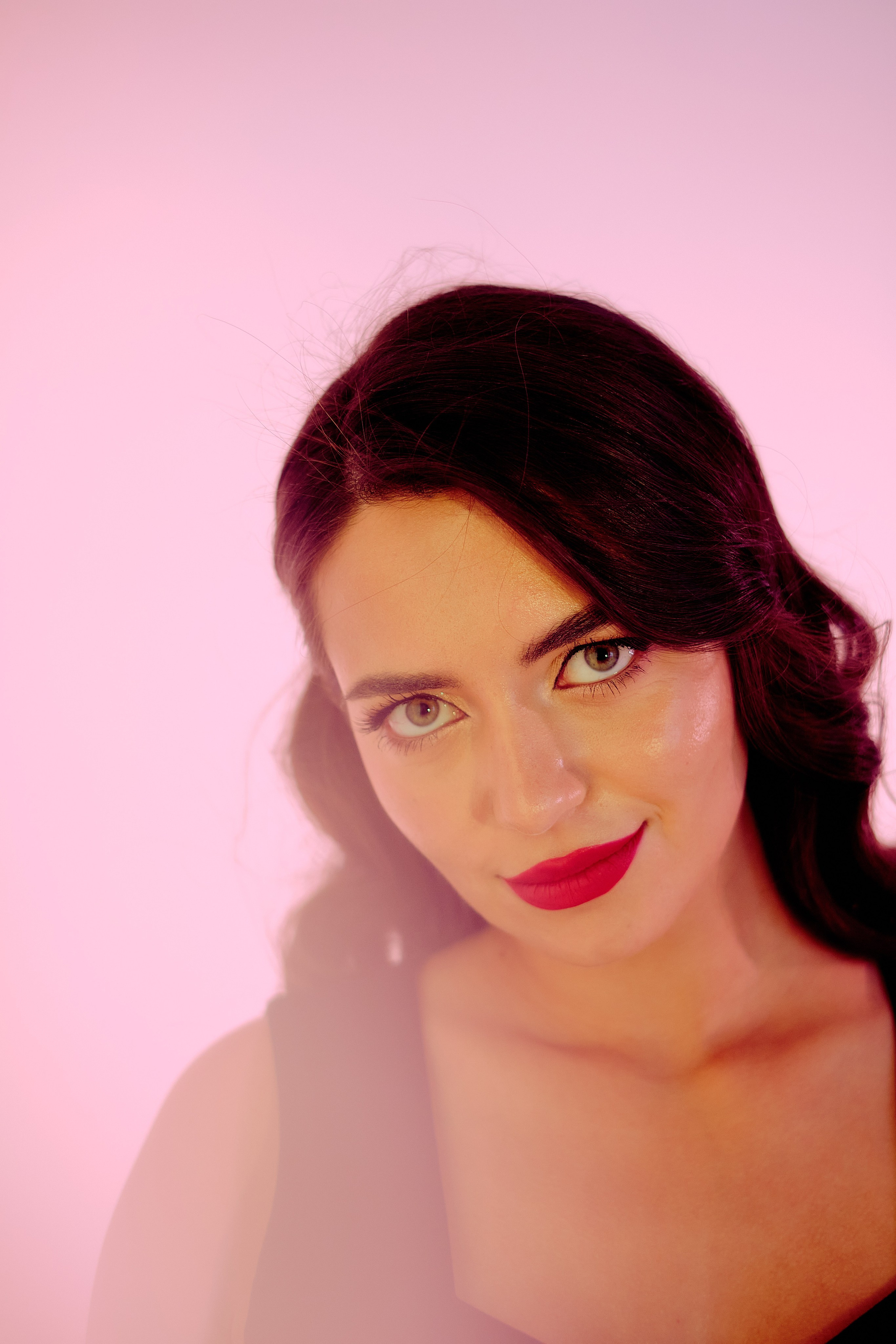 Индивидуальная съёмка в Твери, портреты я цветным светом, атмосферно, рефы с цветным светом