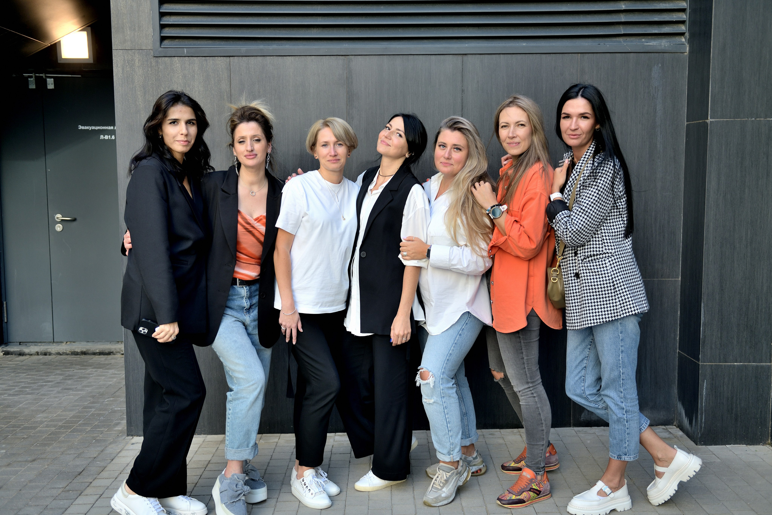 "Сотрудники позируют фотографу на мероприятии".