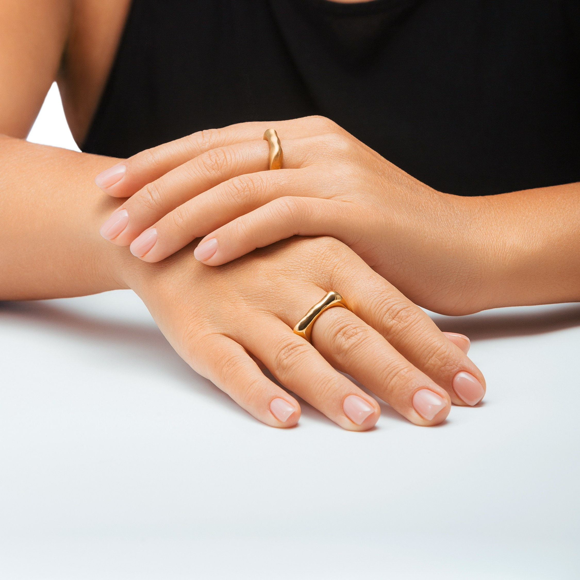 Портретная фотосъемка ювелирных украшений на моделях. Профессиональный фотограф в Санкт-Петербурге. Студийная рекламная фотография. Ювелирный фотограф Сергей Пушкин. Фото для каталога и маркетплейсов. Фотосъёмка на белом фоне. Product photographer in Saint-Petersburg, Russia. Gems photo. Фотосессия в студии в спб. Фотосессия юкрашений и бижутерии. Фотограф в студии в спб для украшений. 