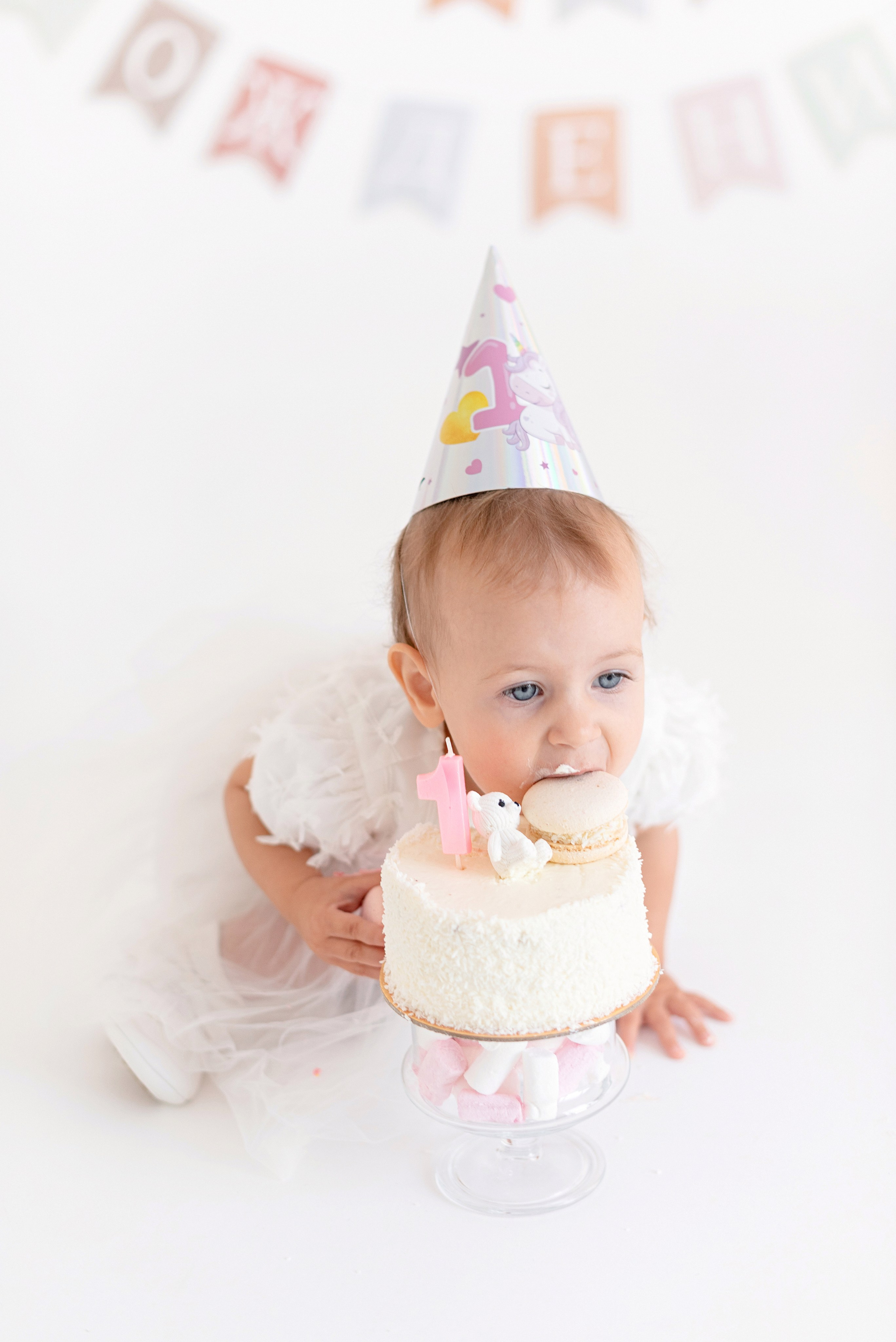 Фотосессия дня рождения малыша в студии, торт, воздушные шары, мыльные пузыри, профессиональный фотограф в Сургуте и Нефтеюганске.