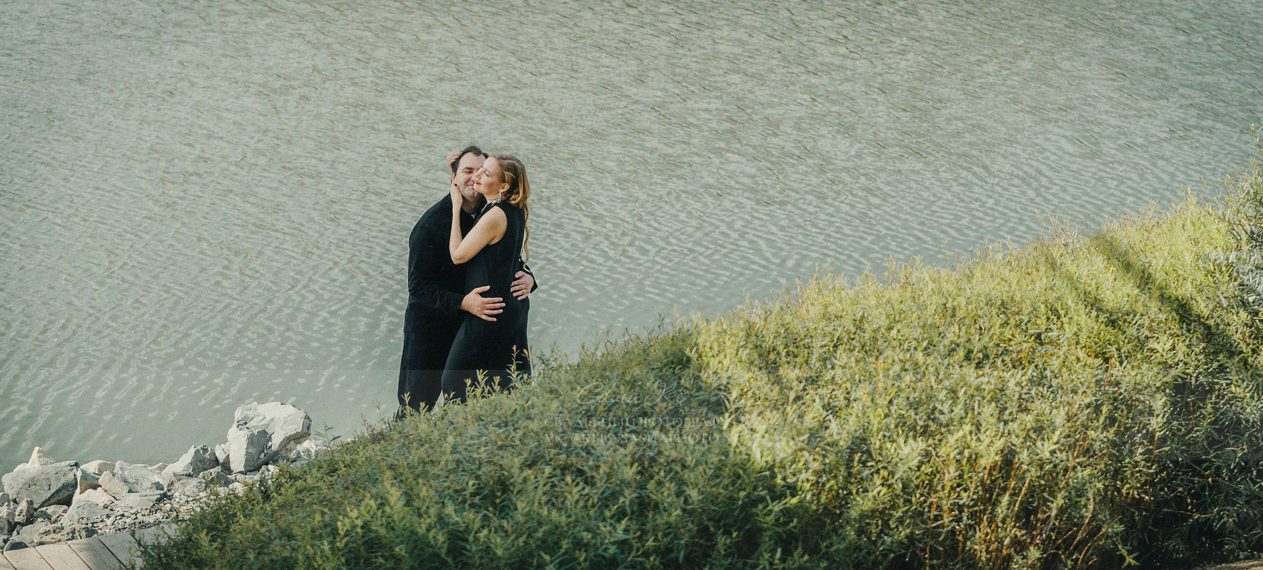 Свадебная пара позирует на фоне закатного неба