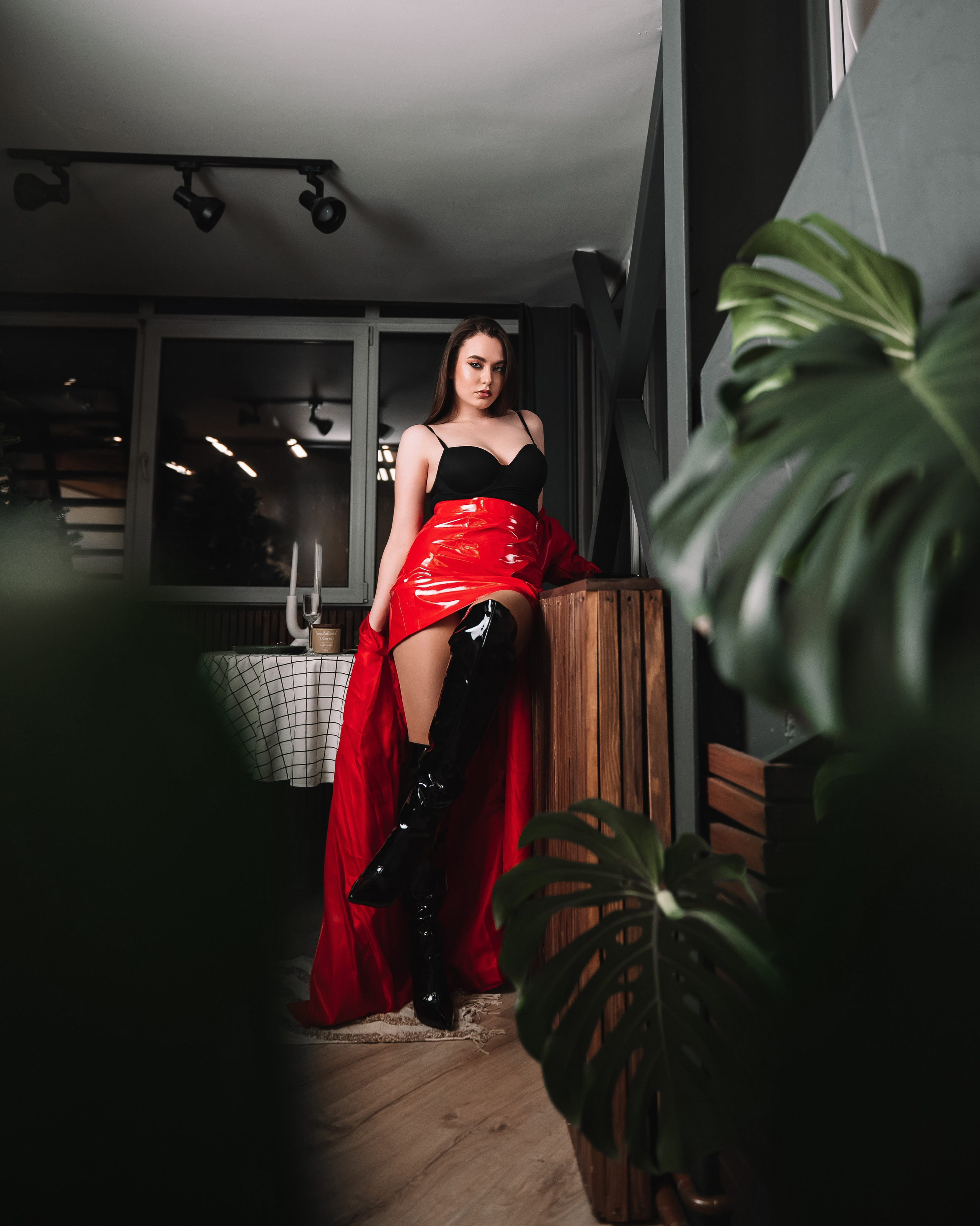 Сексуальная фотосессия в красном кожаном плаще в г. Кемерово