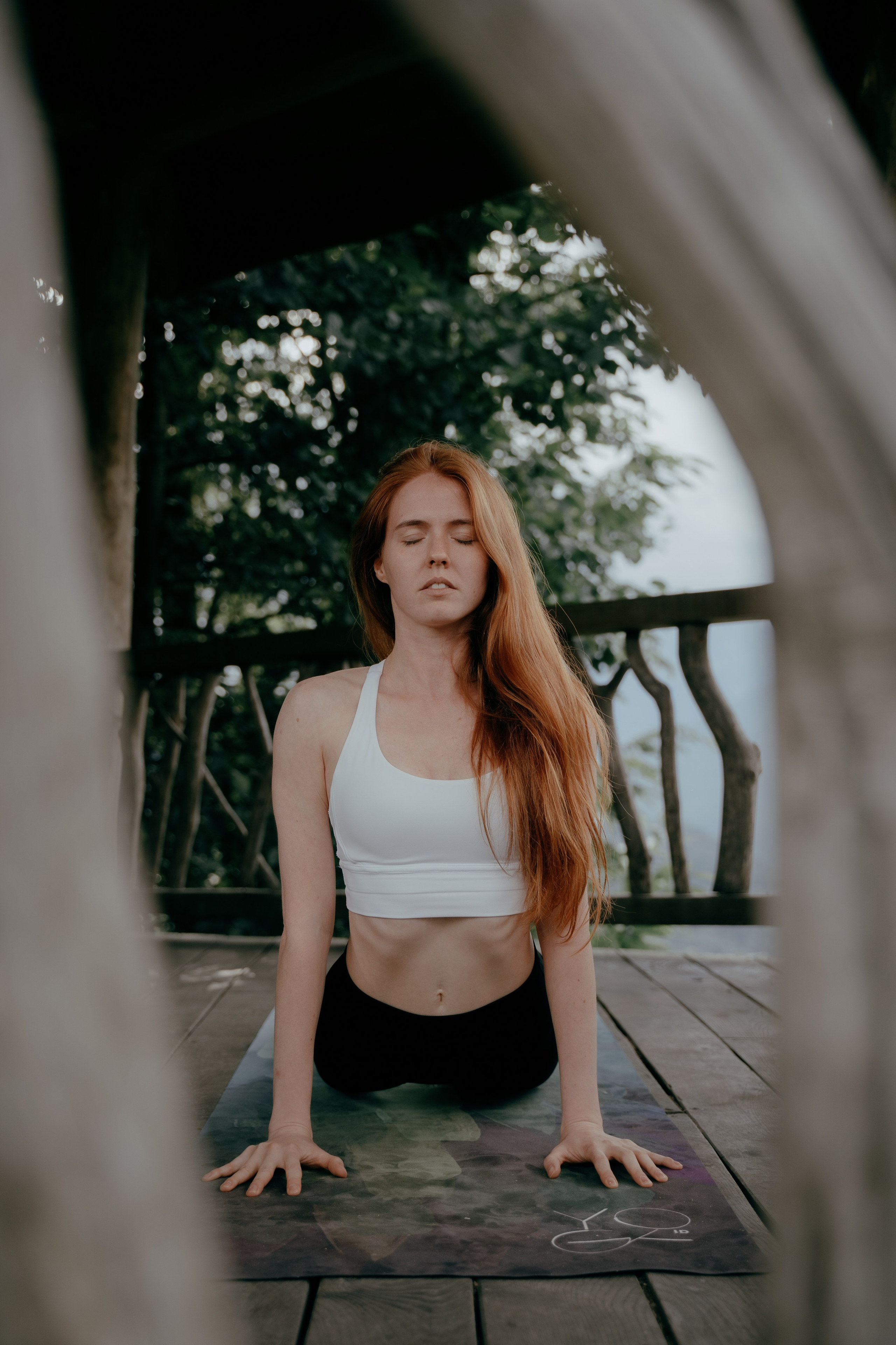 Фотография девушки в беседке занимающей йогой  
