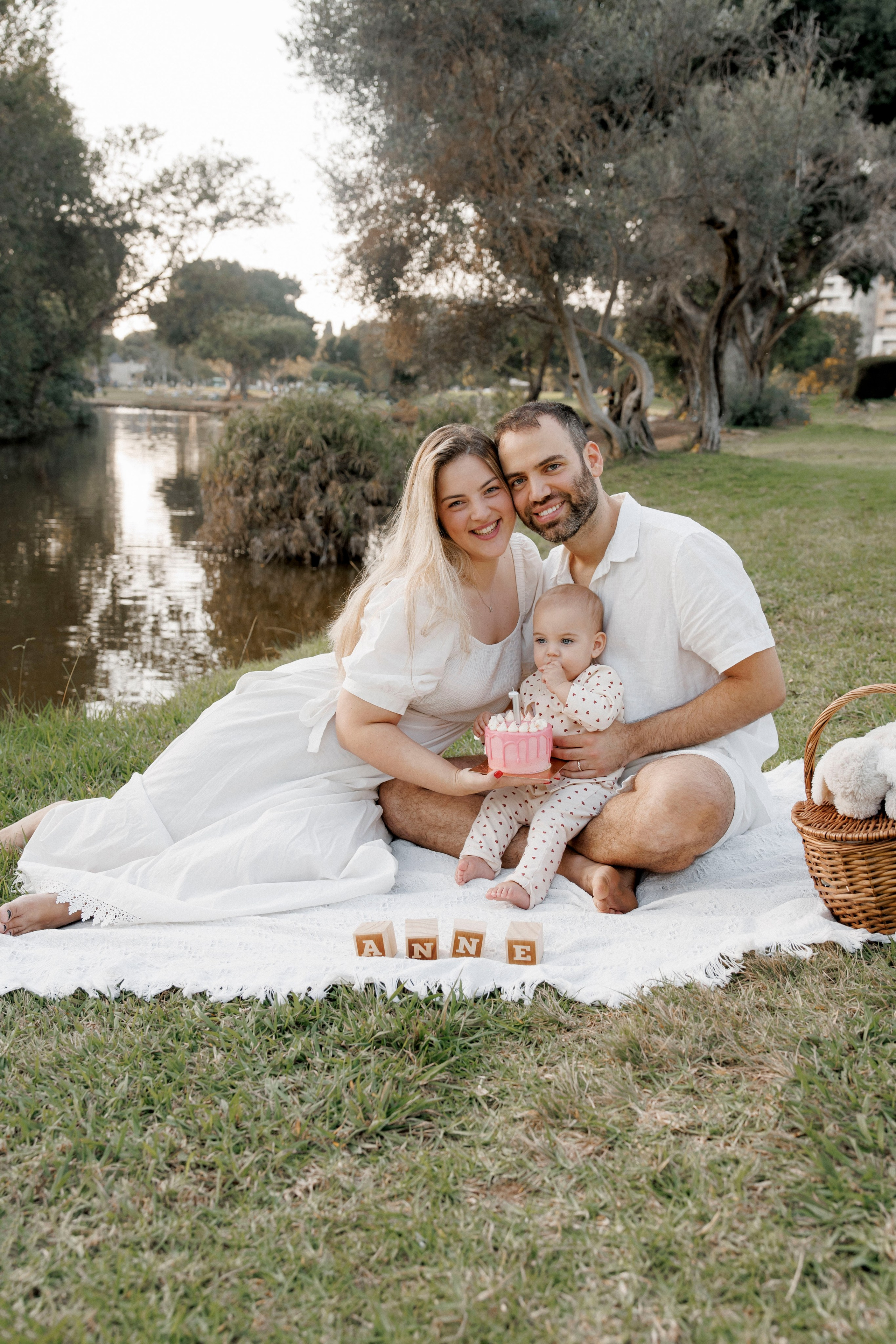 First year photoshoot inside the park (sunset). Wedding and family photographer
