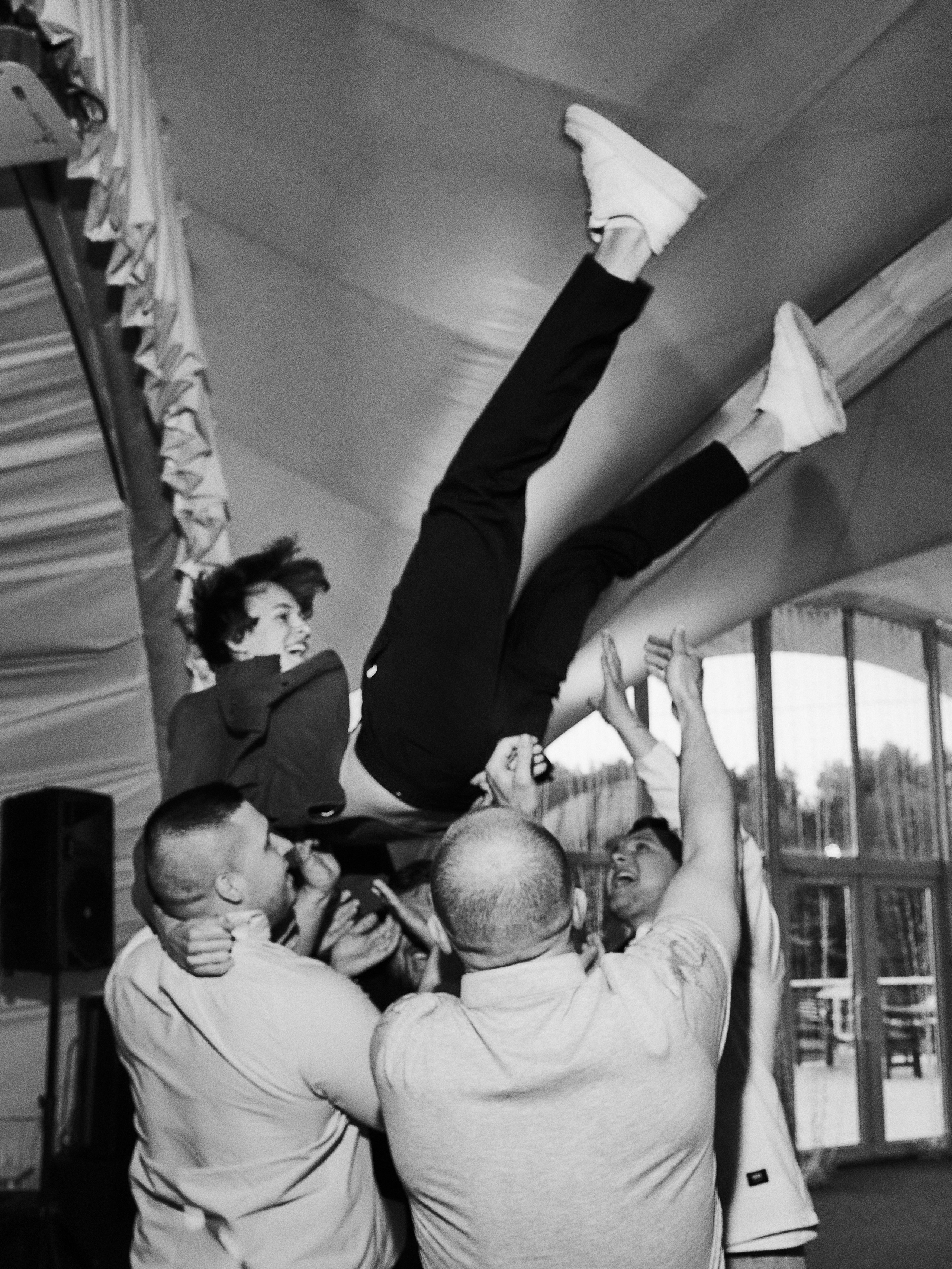 Черно-белая фотография, артист на сцене, документальный фотограф