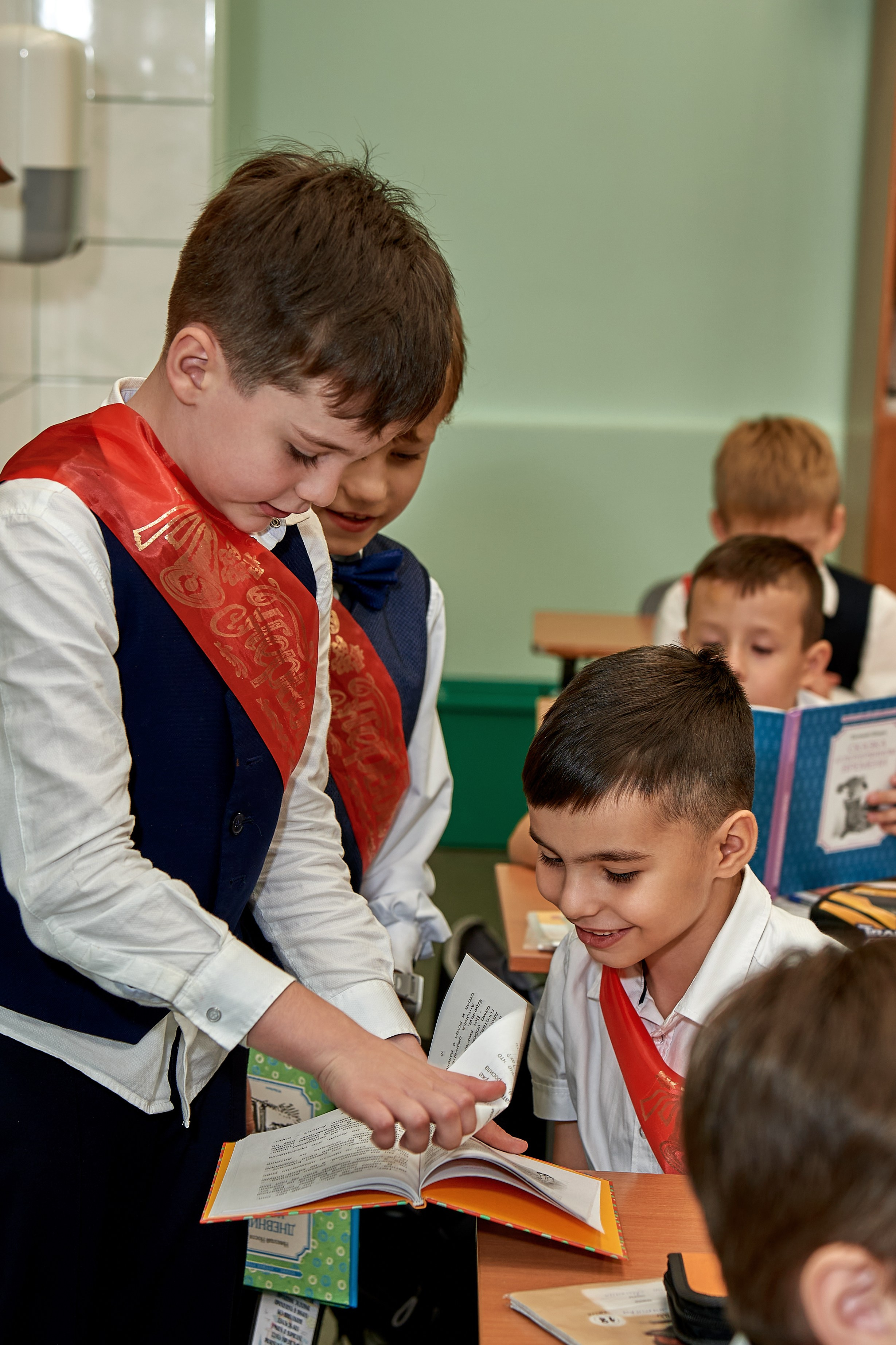 Мальчики рассматривают интересную книгу