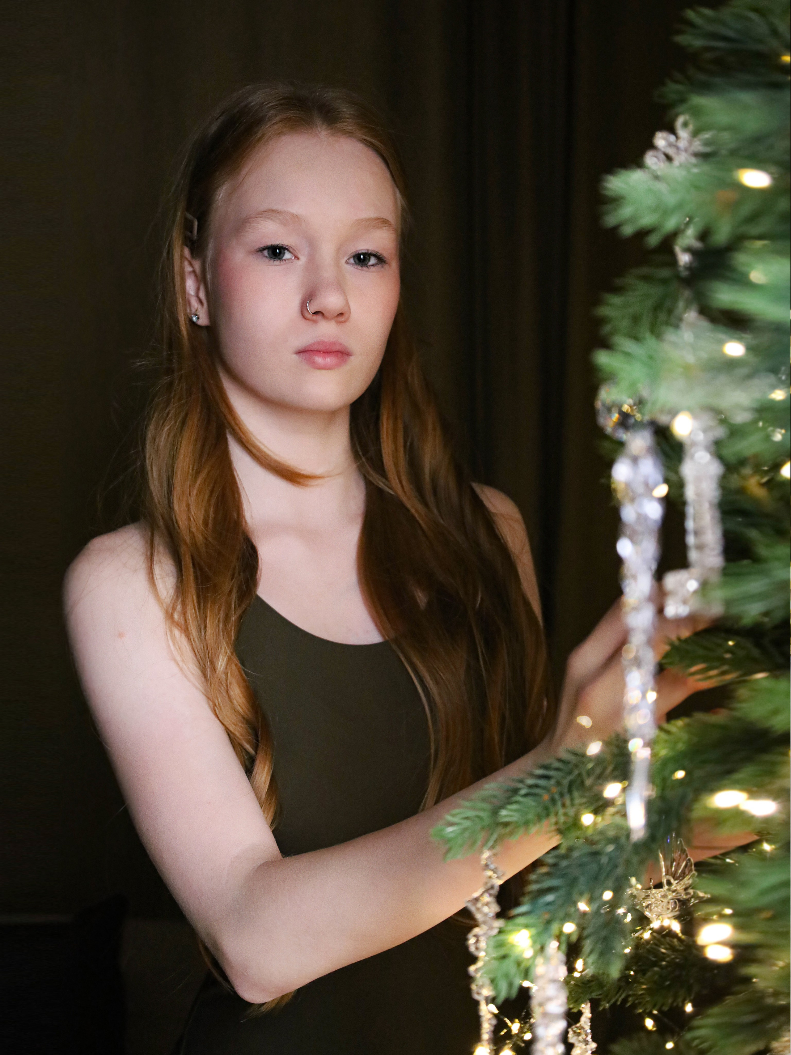 Новогодняя фотосессия в студии девушка у ёлки топ фотограф саратов фотограф елизавета белова индивидуальная фотосессия  семейная детская съёмка 