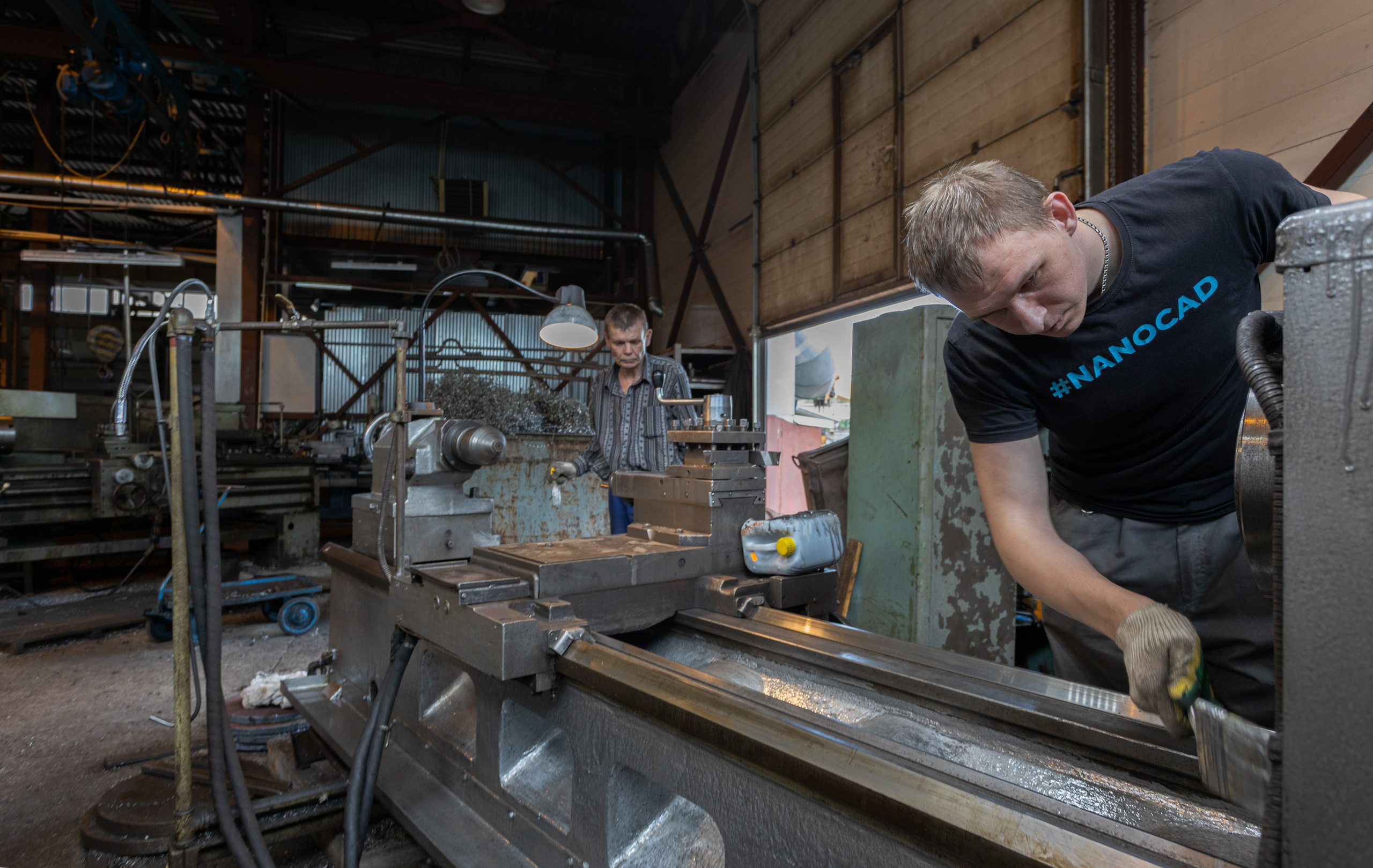 "Промышленная фотосъёмка сборочного участка с высокой детализацией оборудования"