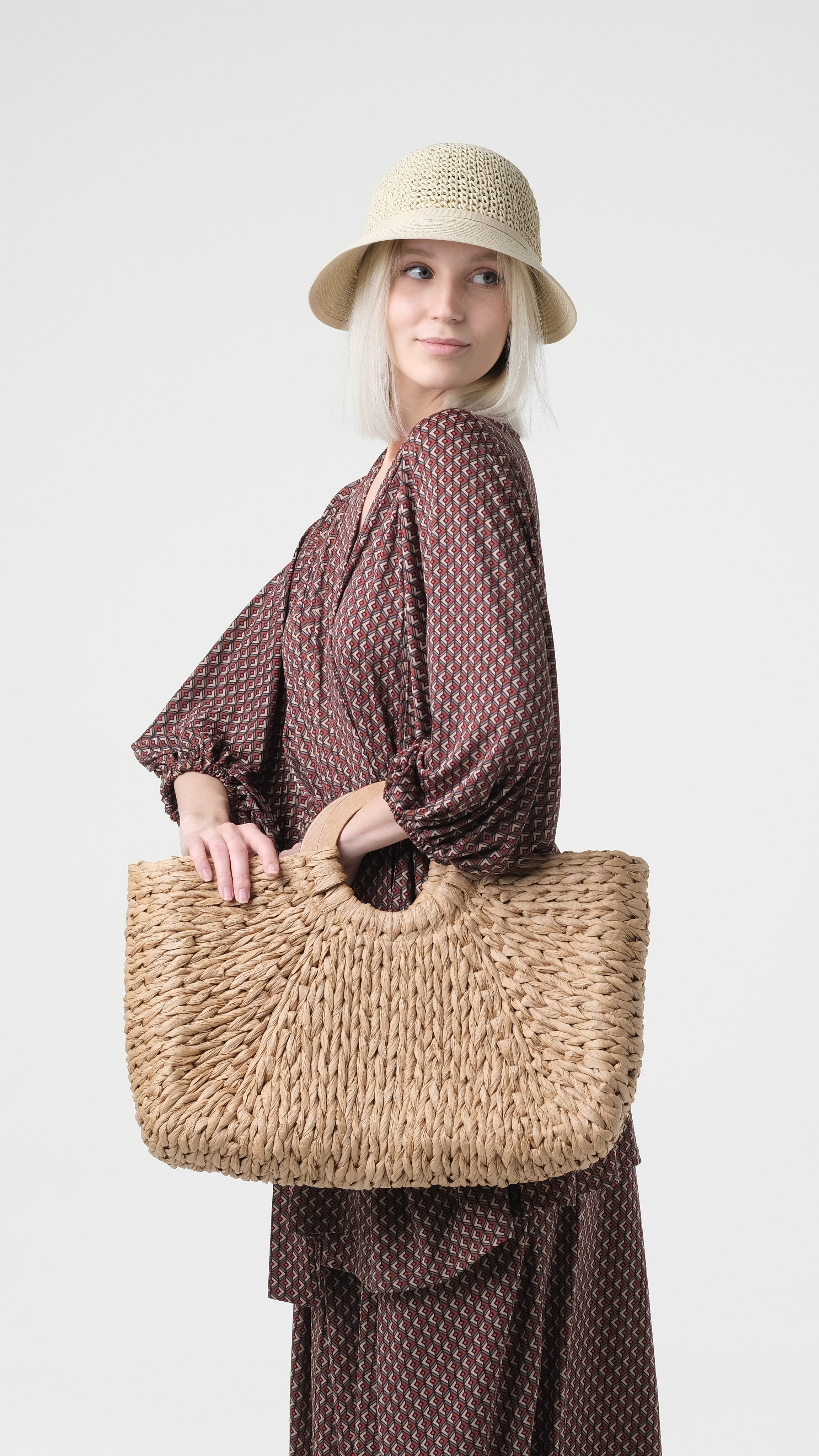 Очень стильное позирование для маркетплейсов. Качественная фотосессия для ozon, wb, lamoda.