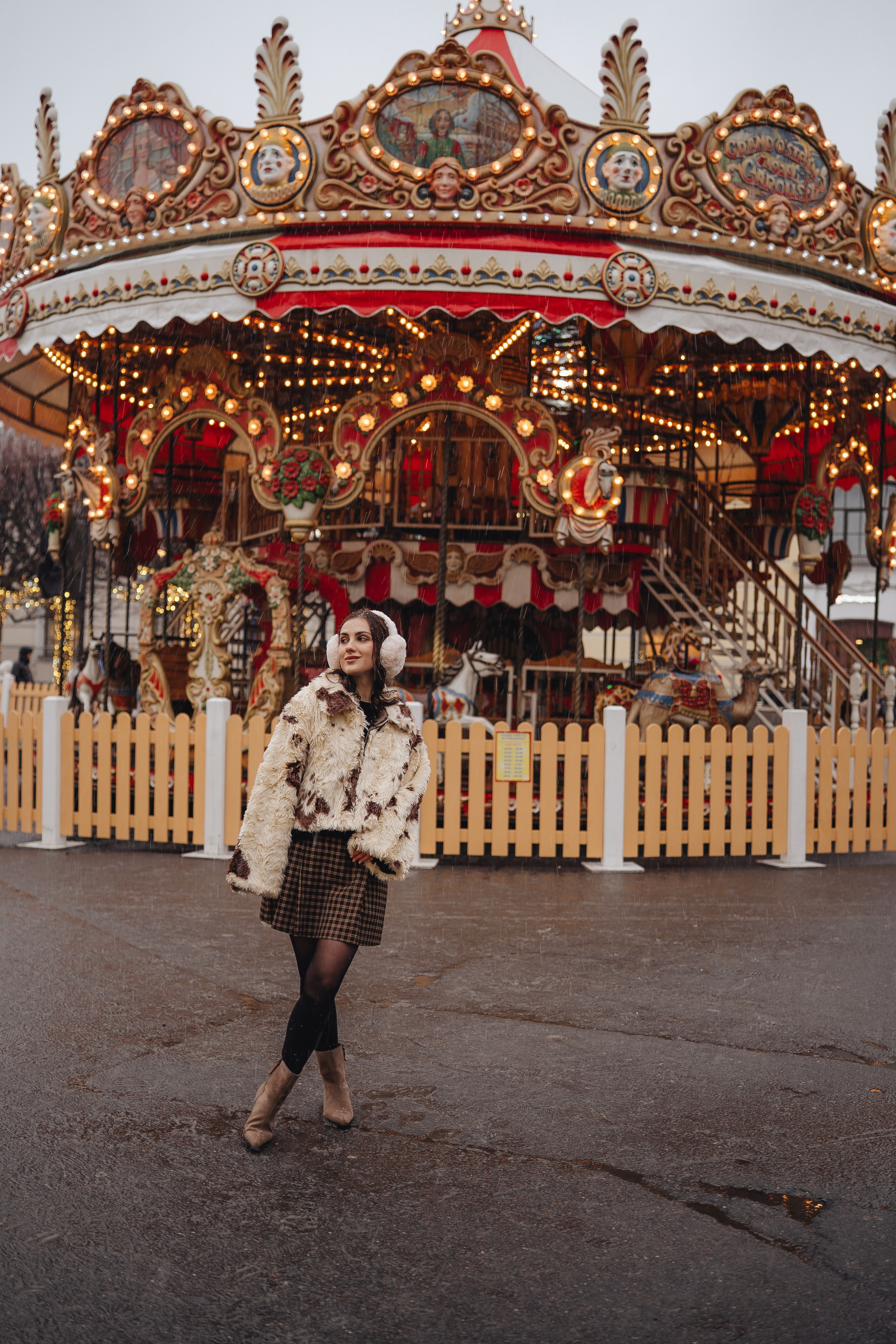 ПРОГУЛКА НА МАНЕЖНОЙ ПЛОЩАДИ ДЛЯ ДЕВУШКИ ПЕРЕД НОВЫМ ГОДОМ (НОВОГОДНЯЯ ФОТОСЕССИИЯ НА МАНЕЖНОЙ ПЛОЩАДИ). Профессиональный фотограф, Санкт-Петербург — Виктория Богомолова