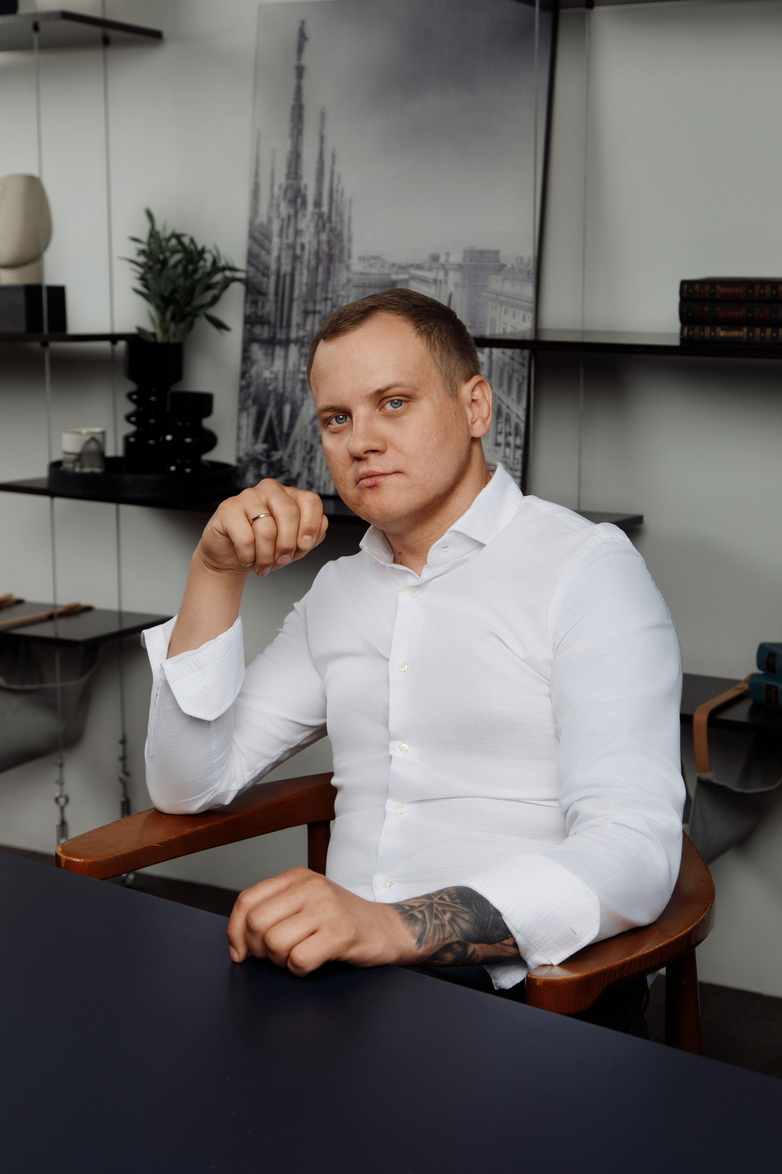 Лайфстайл фотография сотрудника в офисе