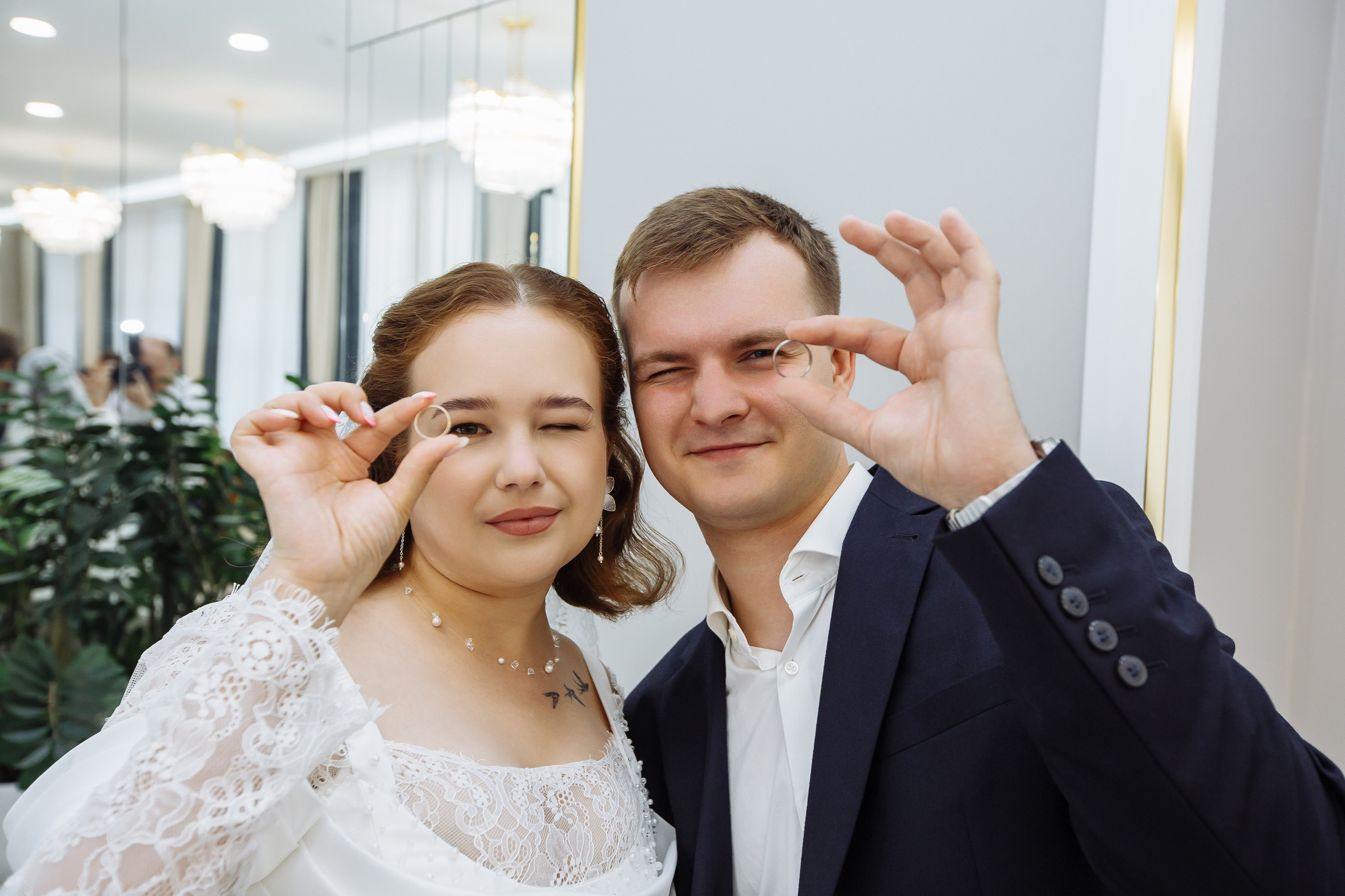 Свадебное фото - невеста и жених показывают кольца перед регистрацией брака в Дворце бракосочетания №3