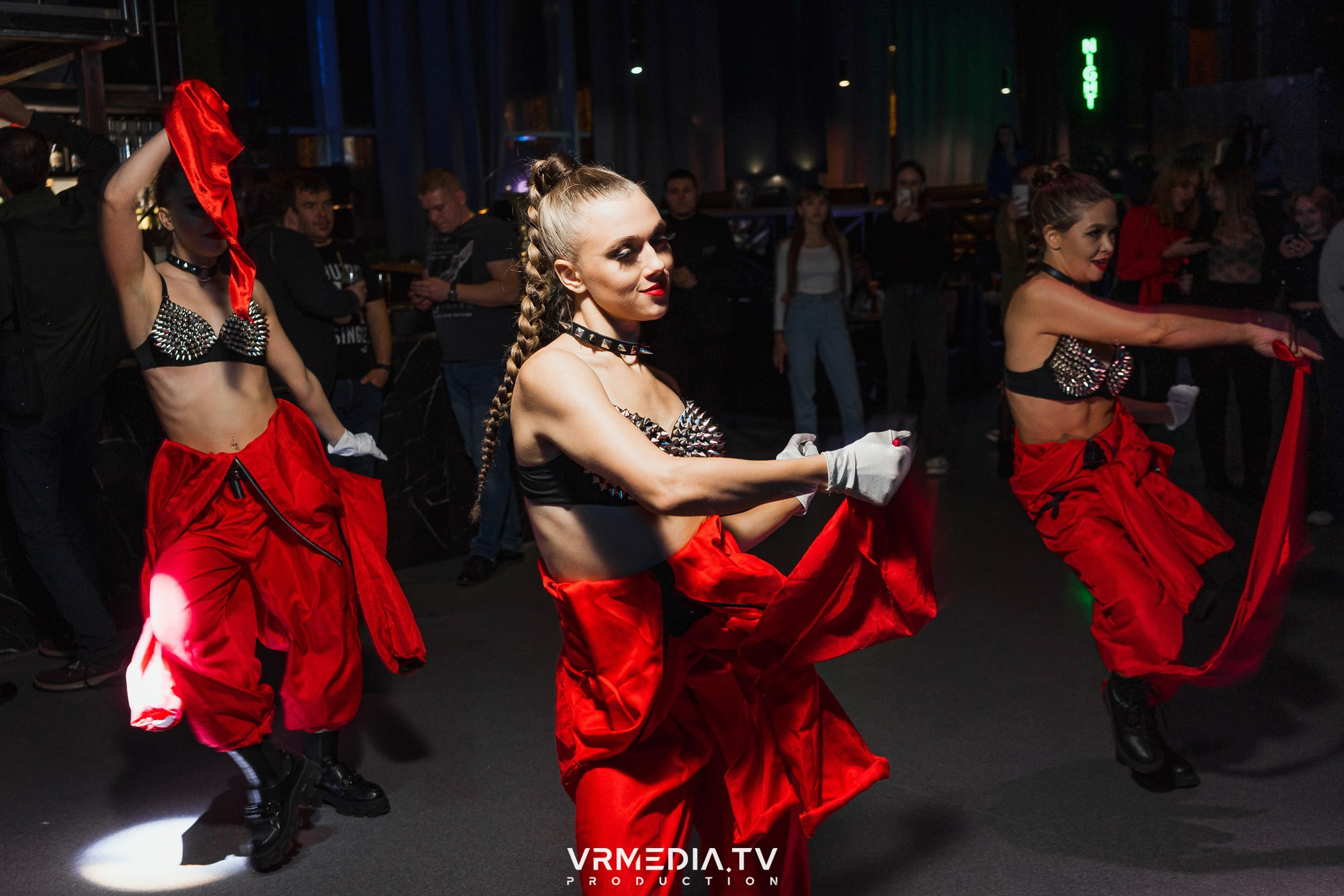 Бумажный дом в баре «Друзья»