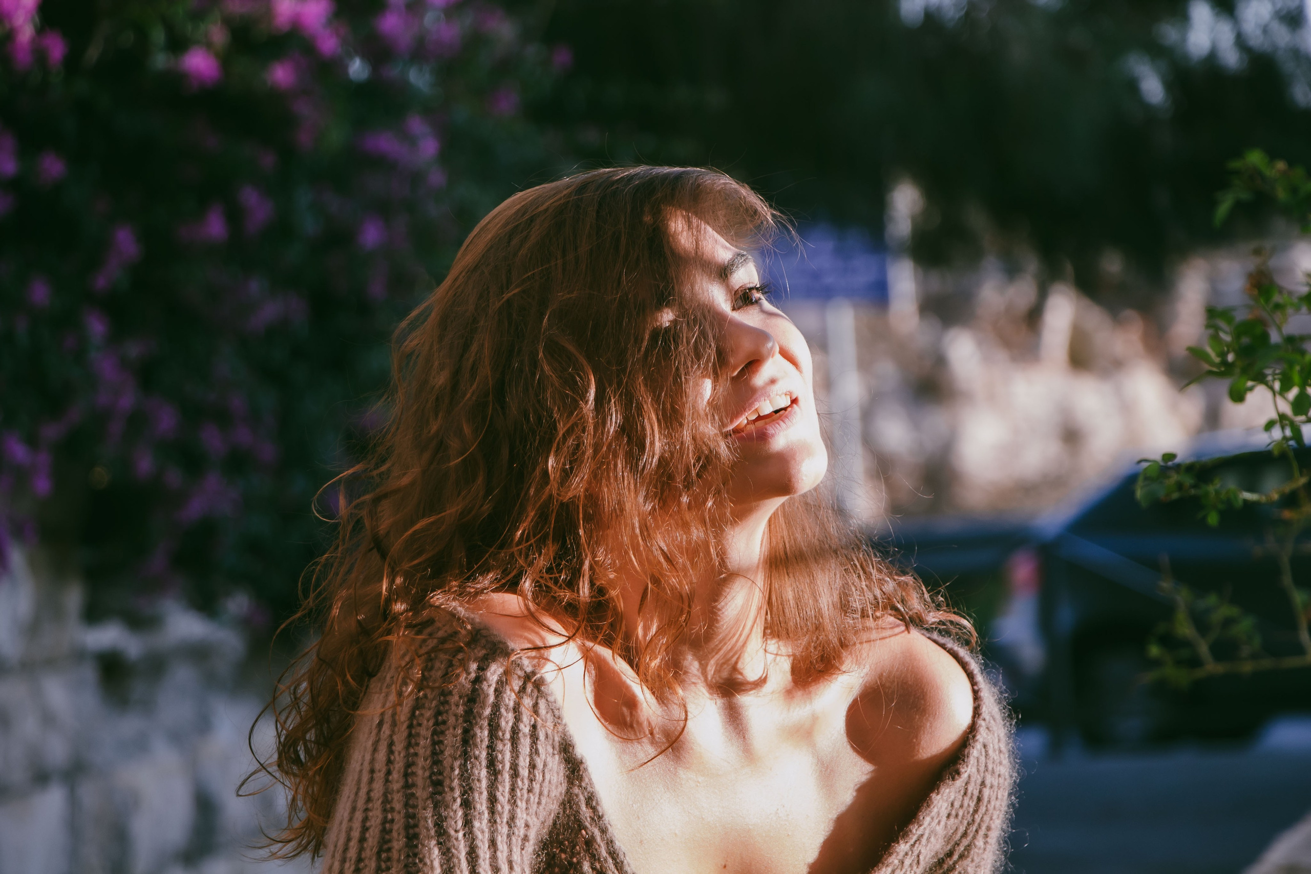 девушка с красивой улыбкой смотрит на облака