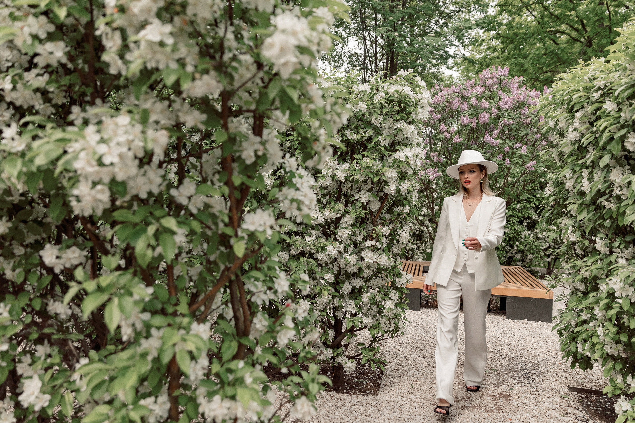 Портретная фотосессия Даши среди яблонь. Свадебный фотограф Москва
