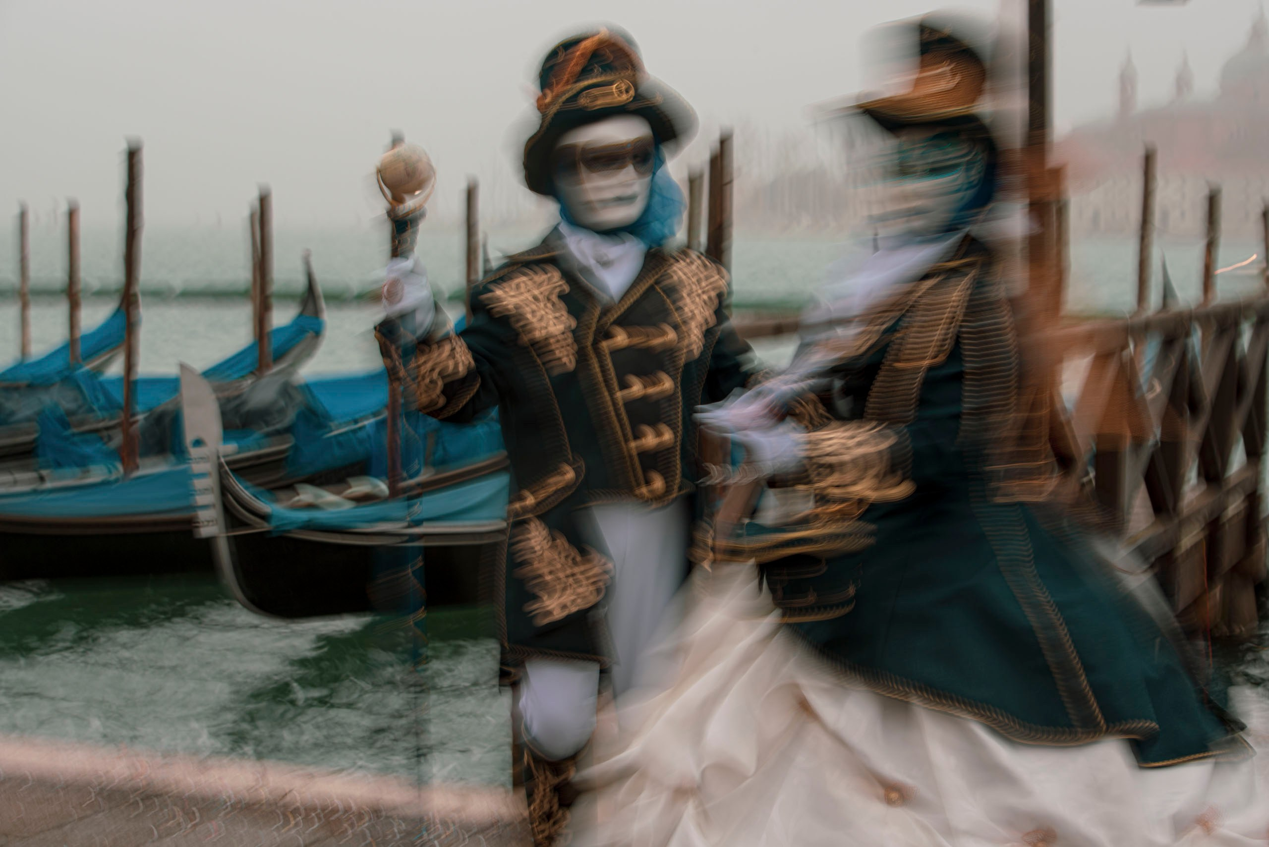 Фотографии призраков Венеции | Мистическая фотосессия карнавала Motion Blur