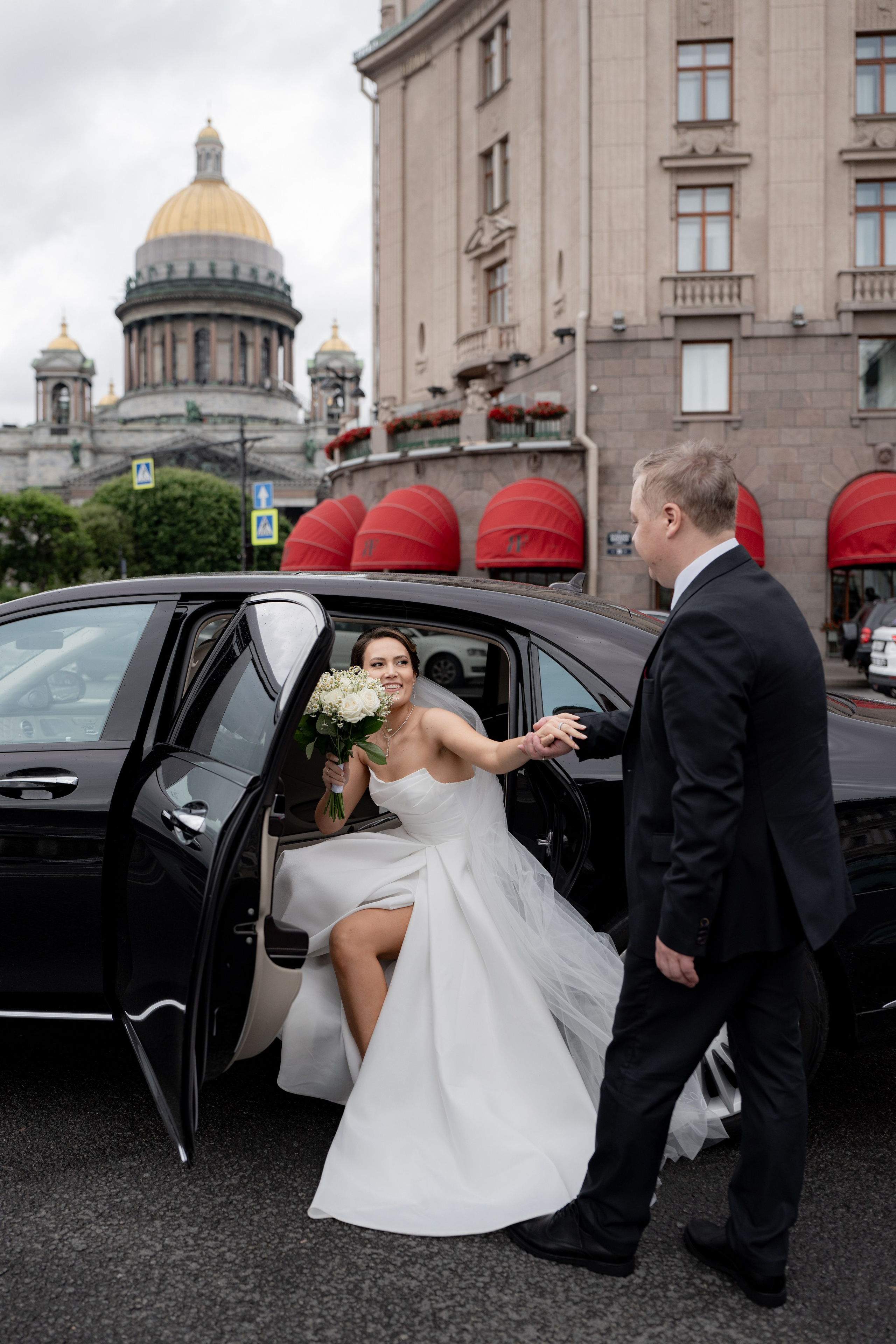 Красивые места для свадебной фотосессии летом в Санкт-Петербурге. Свадебный фотограф Александр Невский в Санкт-Петербурге