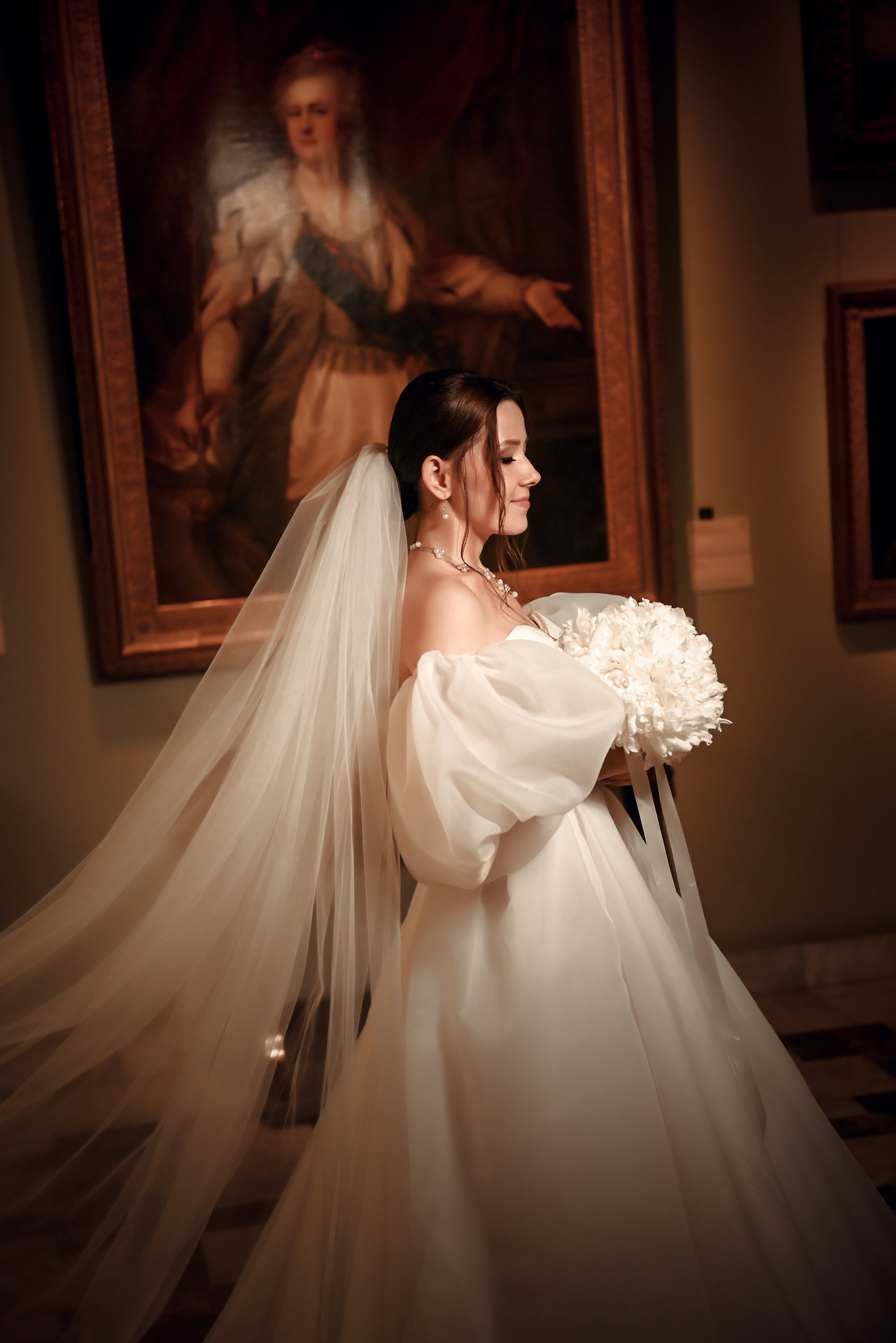 Небольшая свадебная серия в музее и прогулкой под дождем Эльмиры и Ризата. Свадебный, семейный, детский, контент фотограф в Омске Максим Ильин