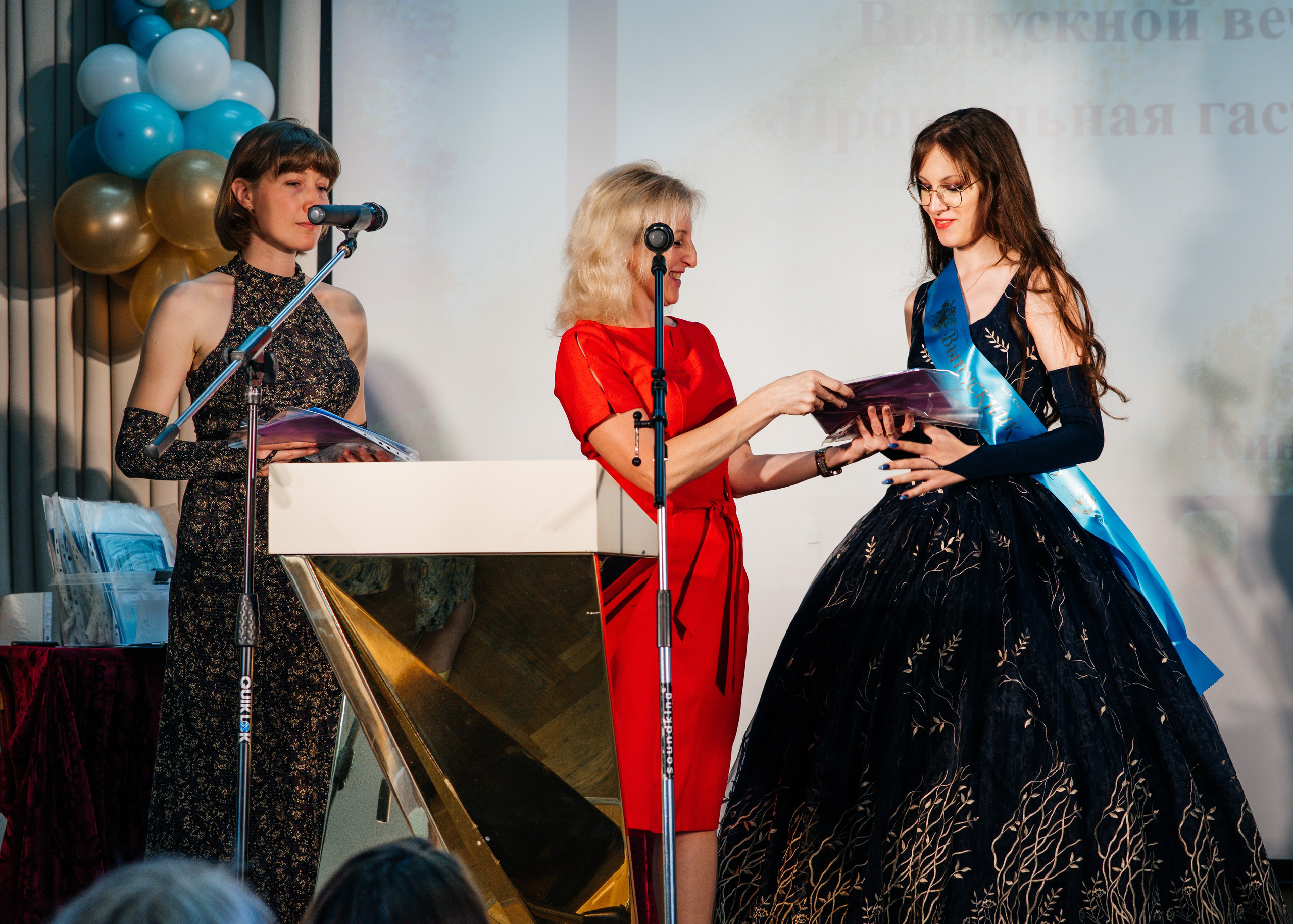 Вручение аттестатов. Выпускные альбомы в Подольске Москве и МО