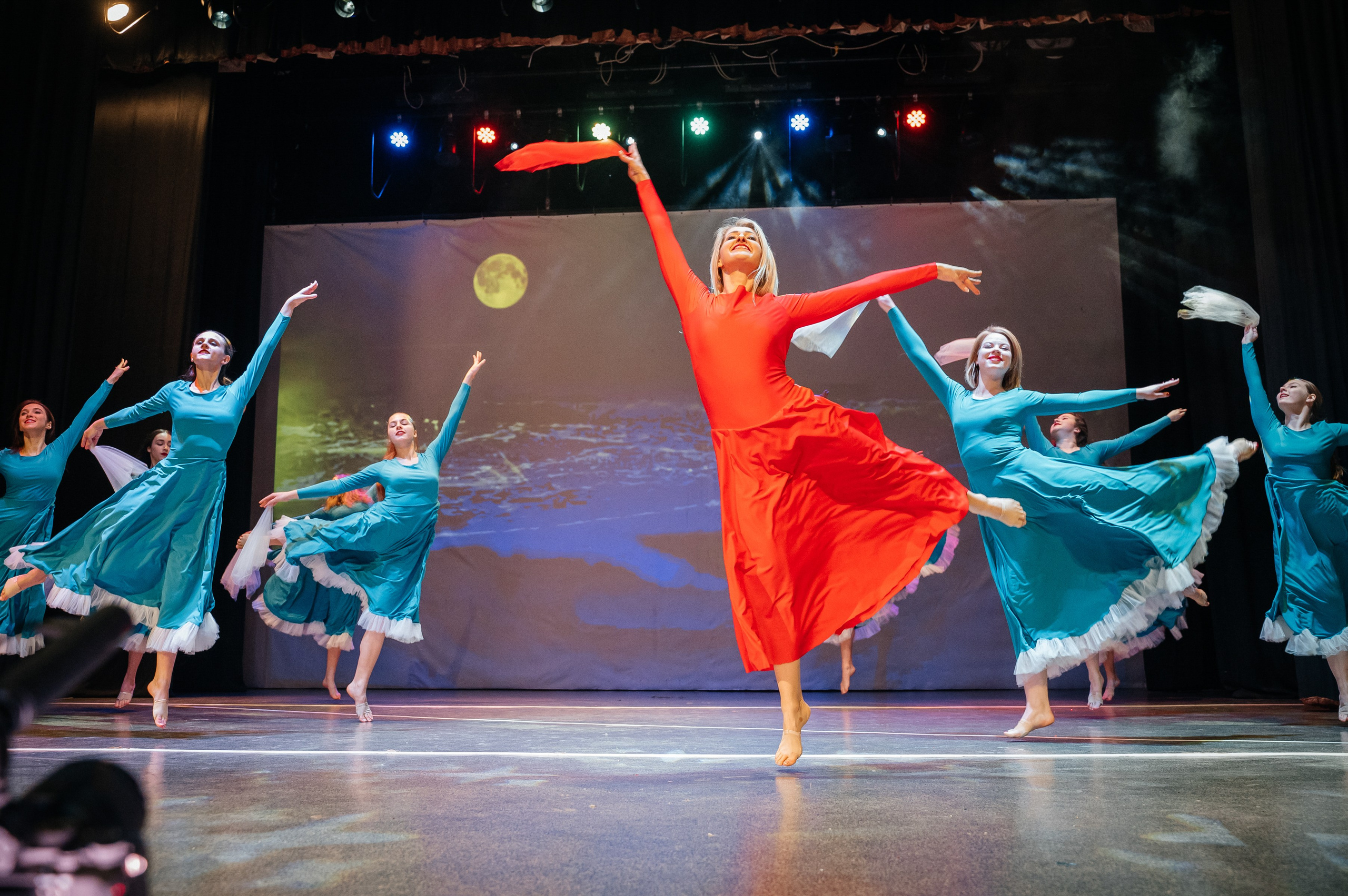 Танцы. Фотограф Елена Рогашкова