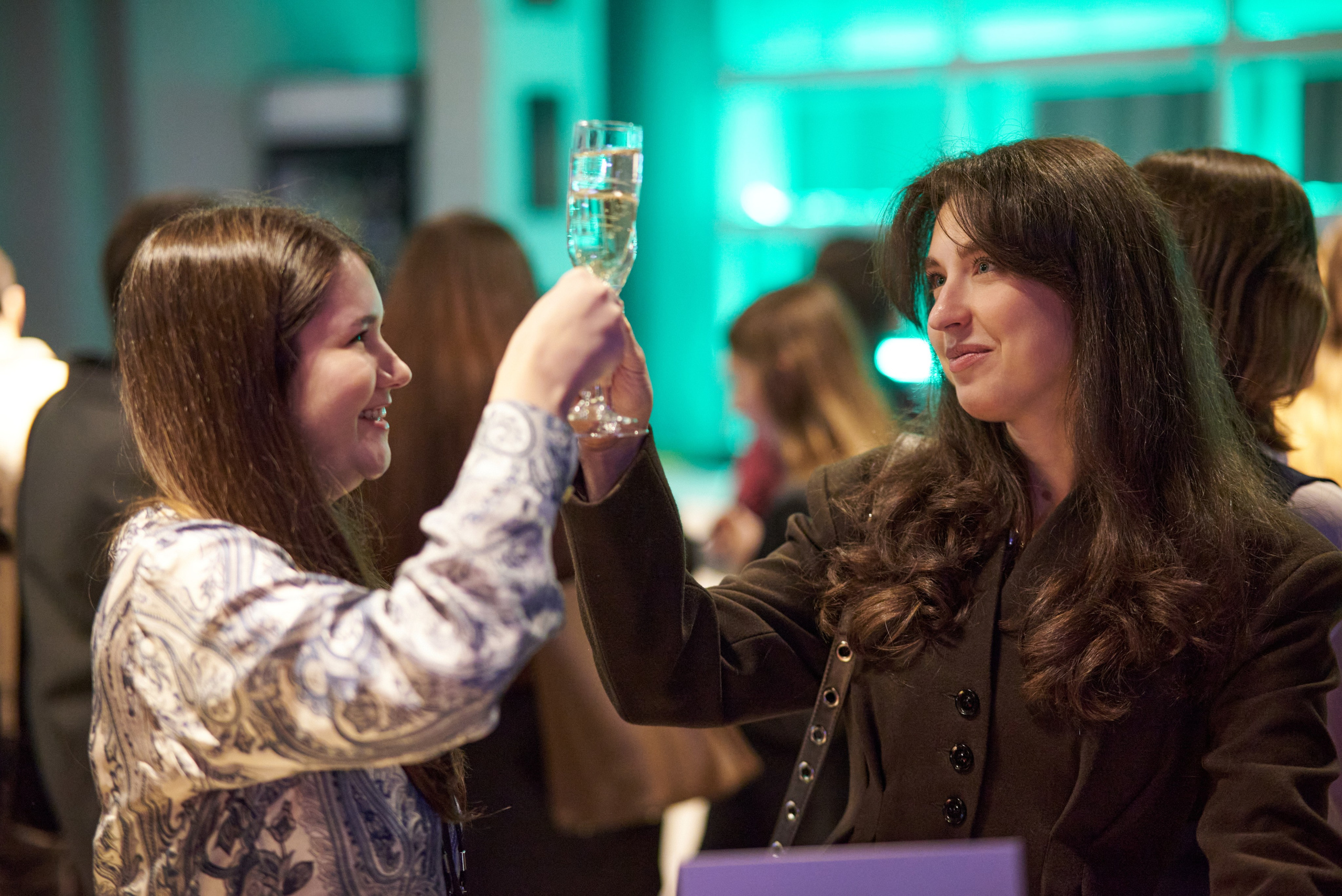 Гости общаются на фуршете после премии Changellenge 2026