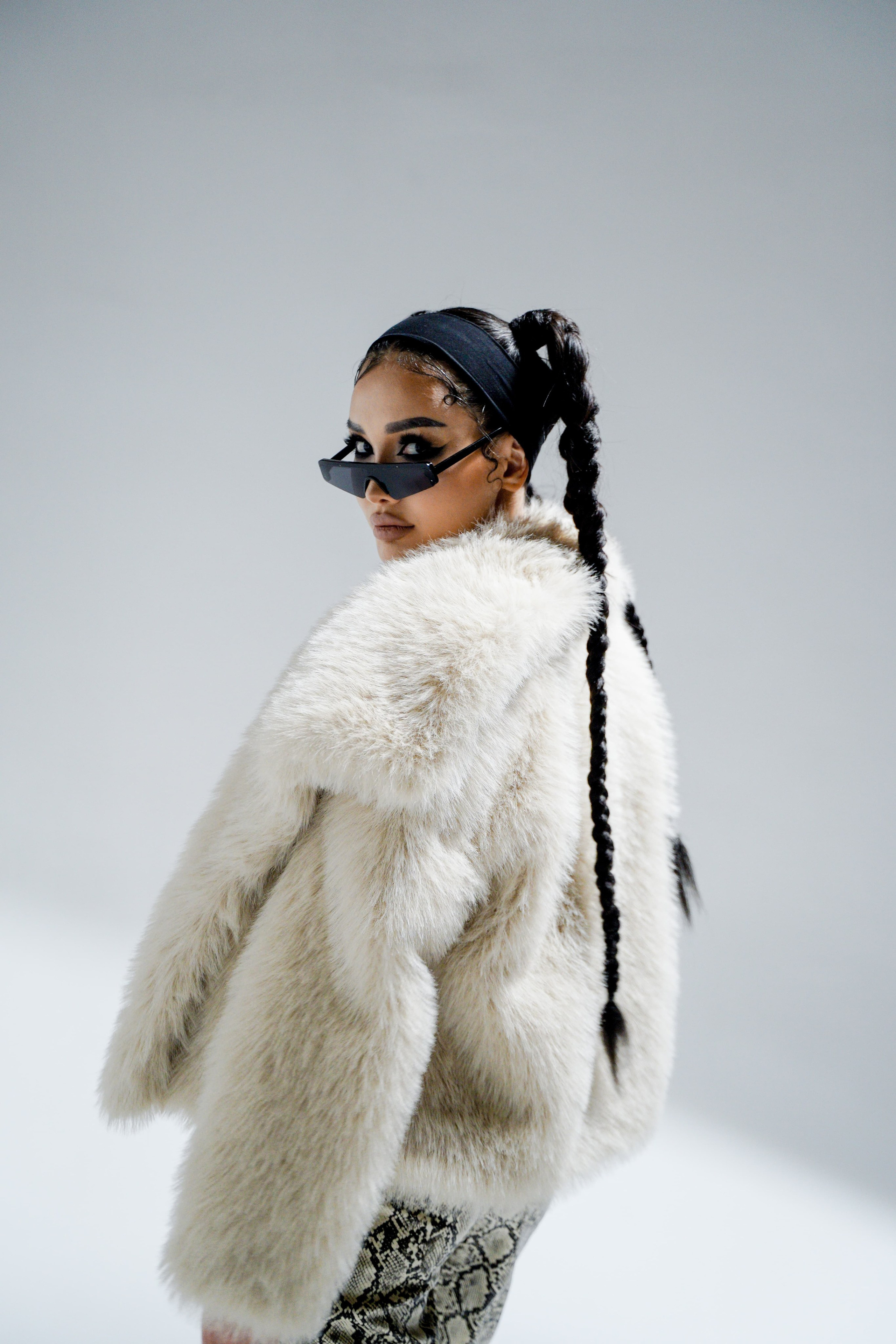 Портрет. Фотостудия в Атырау | Фотограф атырау, Видео, Дрон, съемка в атырау Контент для Бизнеса»