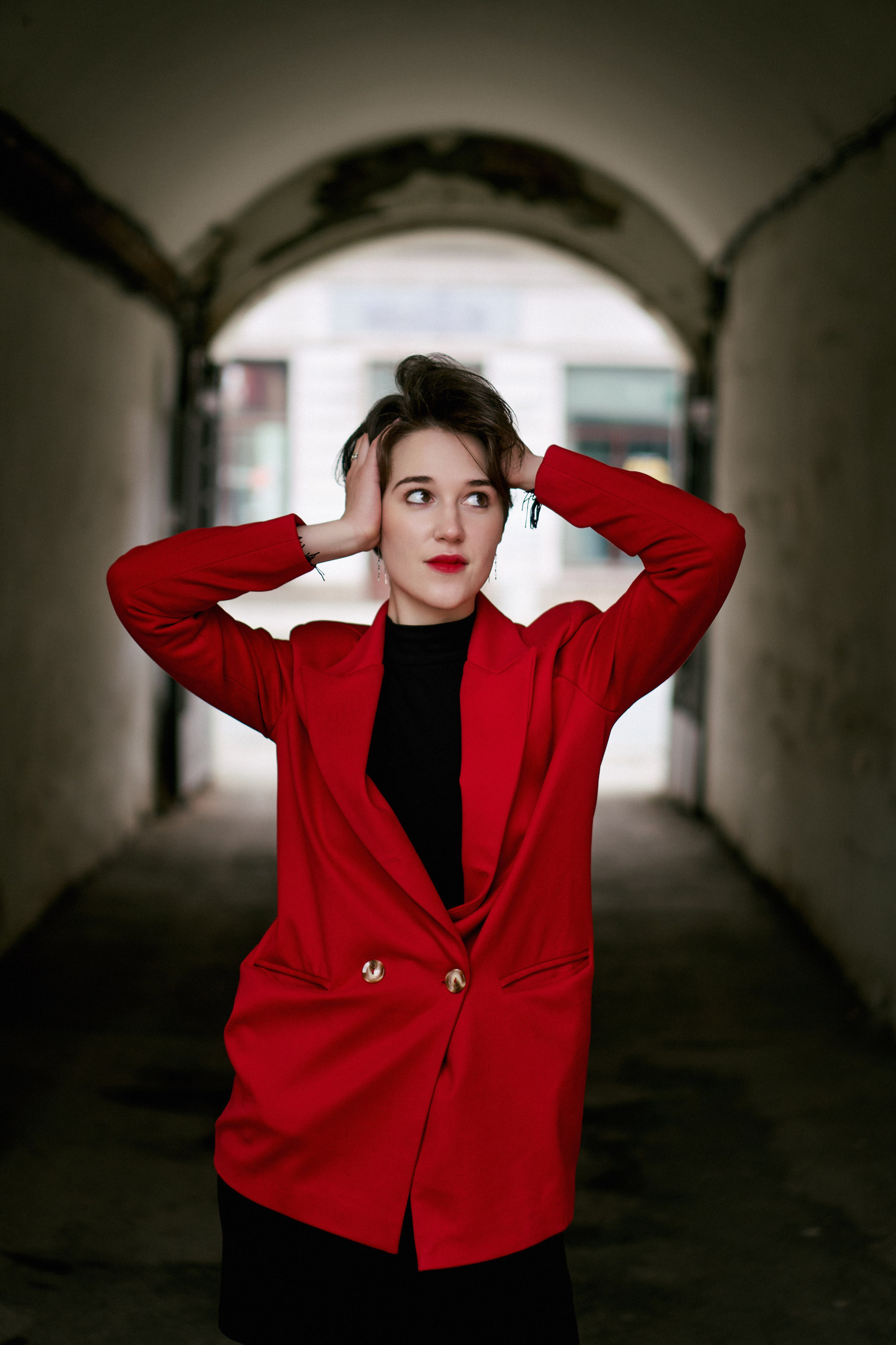 Девушка в красном