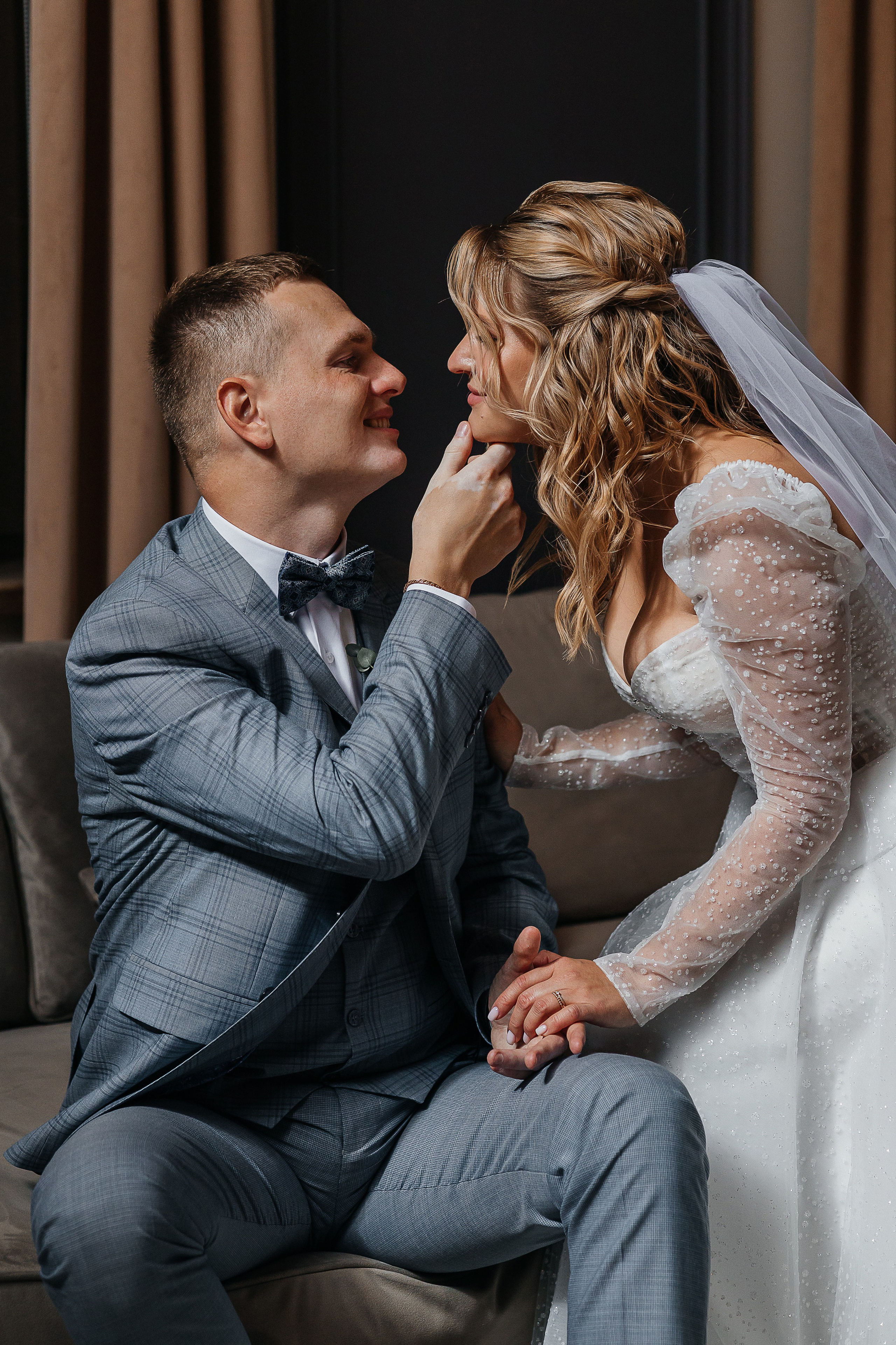 Трогательная выездная церемония в уютном дворике отеля. Олег Сверчков | Свадебный фотограф Вологда