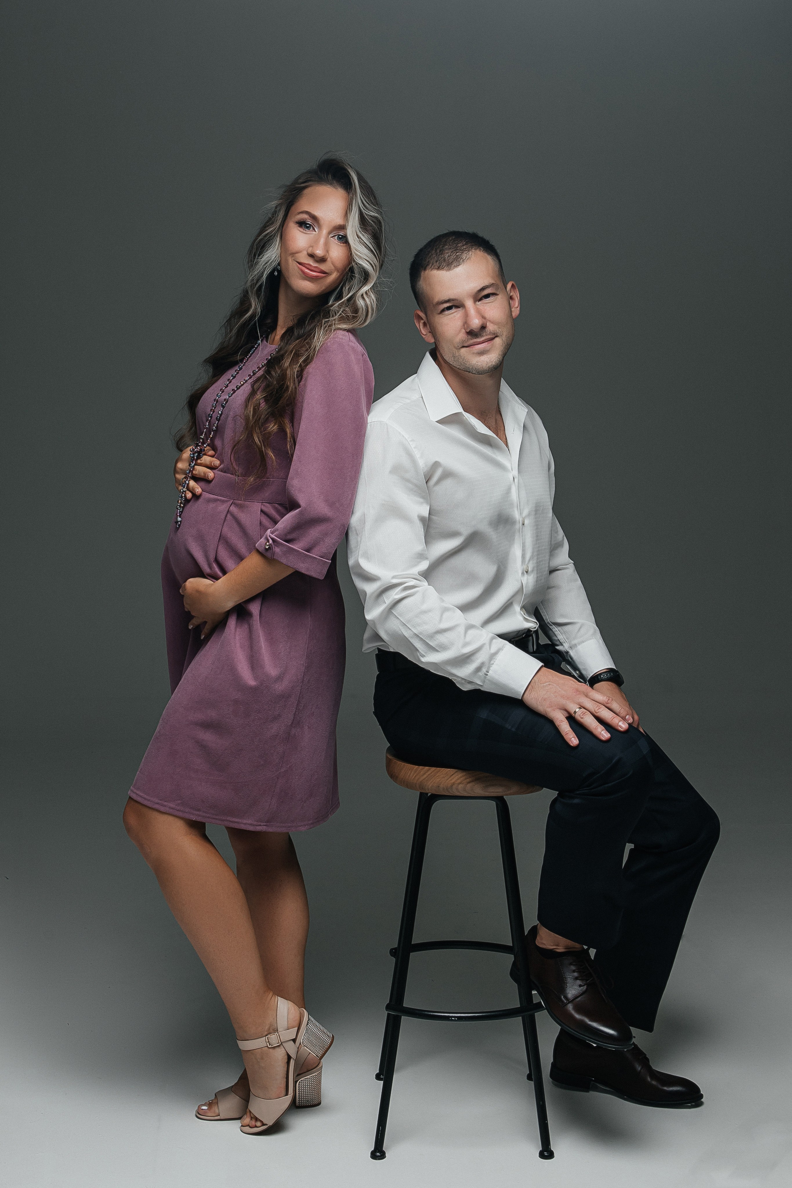 Беременные с мужем. Фотограф в Иркутске Анастасия Кись. Студийная фотосессия беременности в тканях Иркутск. Семейная фотосессия, ПОРТРЕТ «ПОКОЛЕНИЕ»