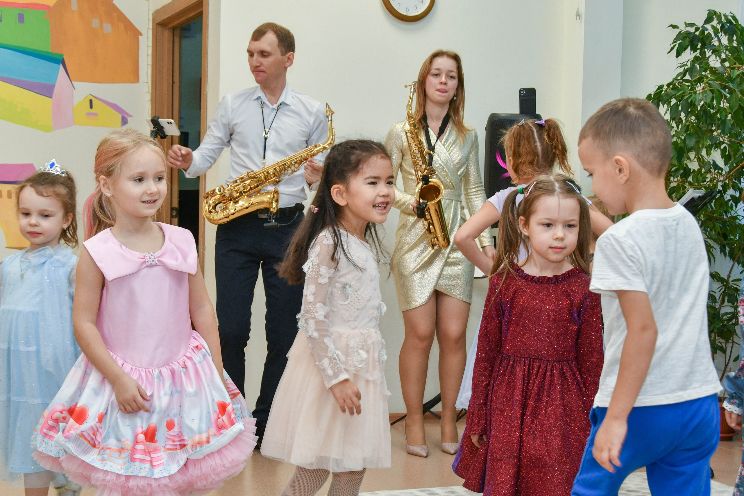 2023 г. День дошкольного работника и прогулка. Репортажный и детский фотограф в Новосибирске