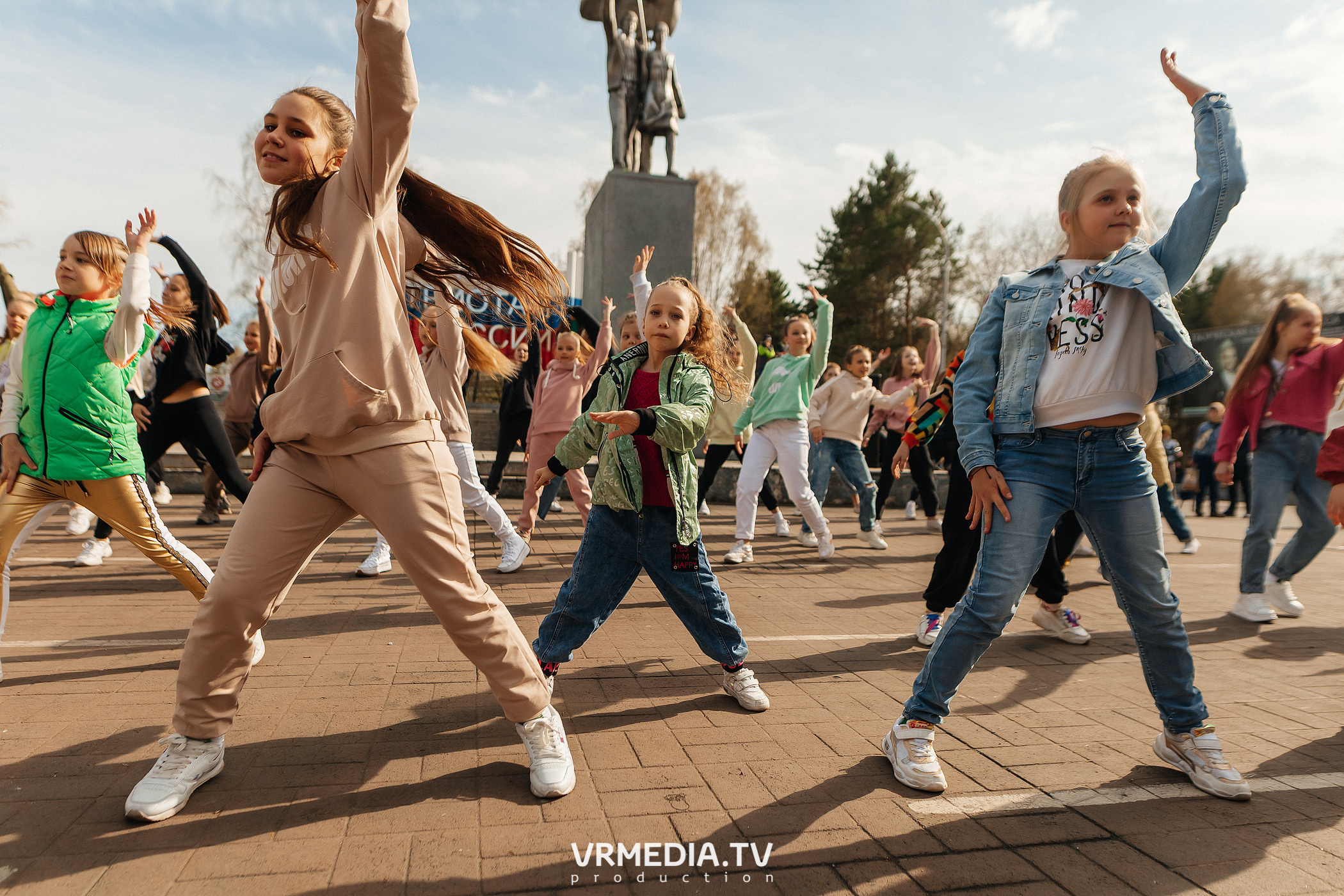 Флэшмоб студии-школы Аллы Духовой «Todes» Кемерово в честь дня Великой