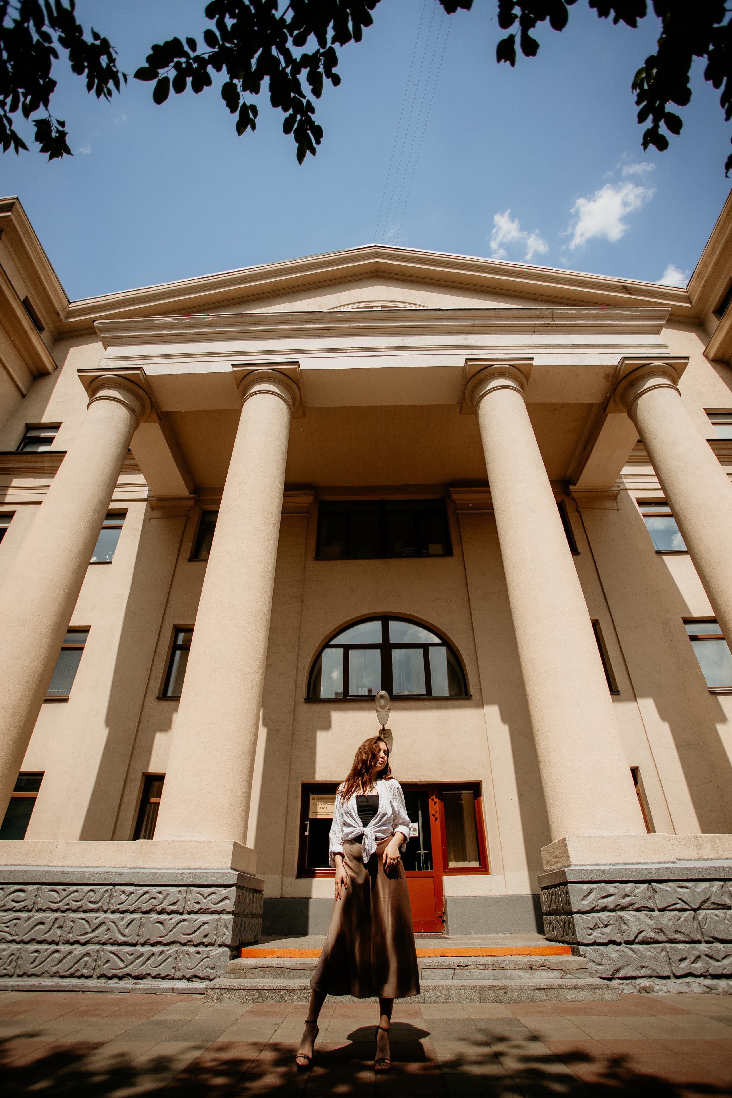 Драмтеатр (Весенняя, 11)