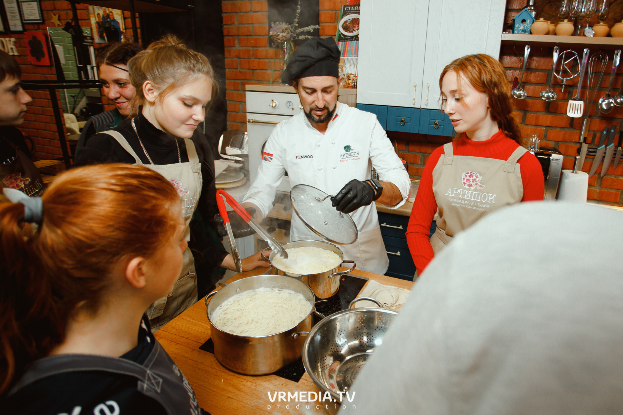 Выпускной 9 класс детского дома #105 в студии «Артишок»