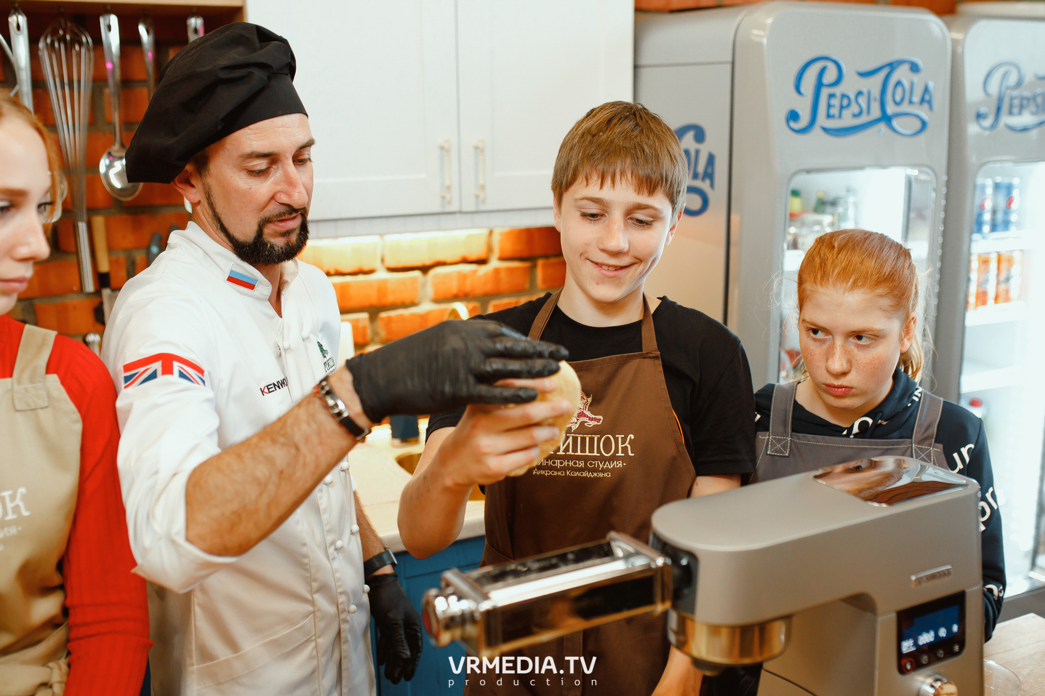 Выпускной 9 класс детского дома #105 в студии «Артишок»