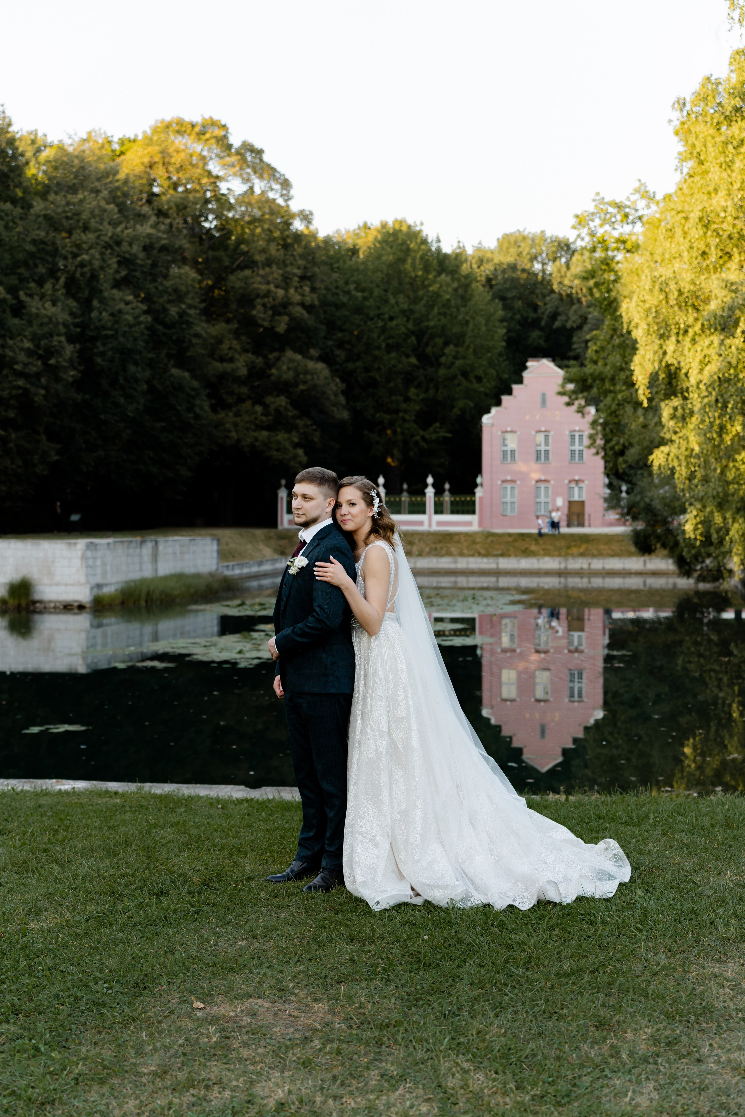 Невеста со спины обнимает жениха. Свадебная фотосессия Москва