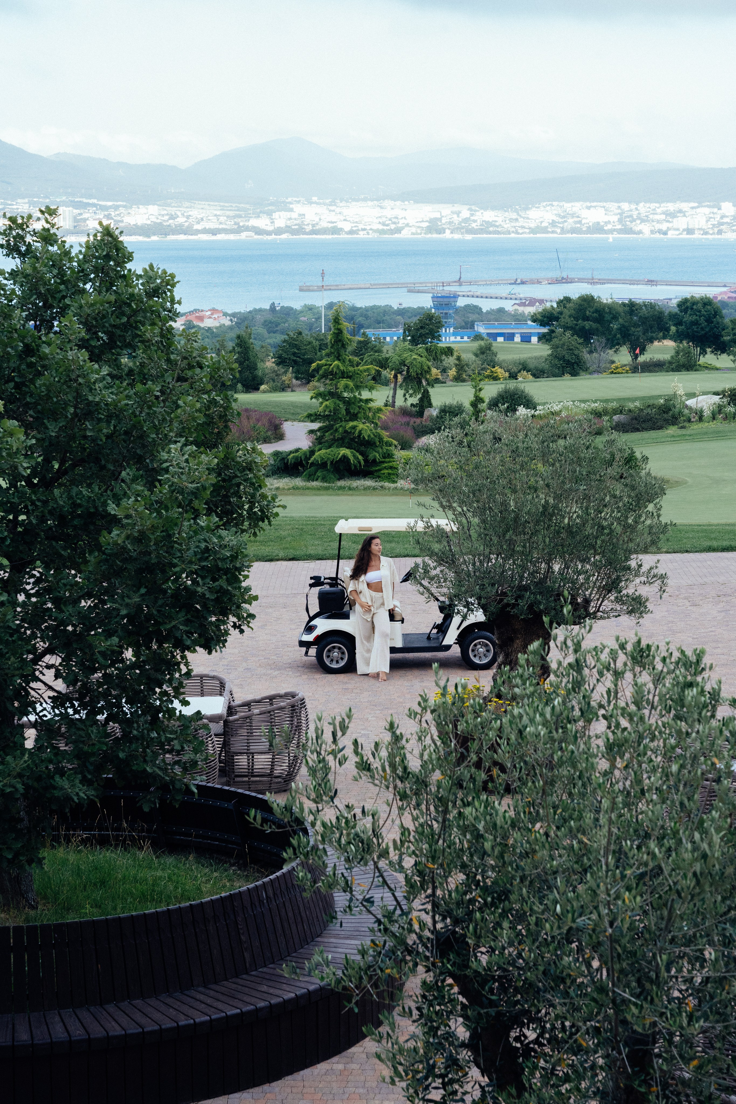 Фотосессия в гольф-клубе, на гольф-каре, на фоне поля для гольфа, моря и гор, Геленджик, Кабардинка, "Геленджик Гольф Резорт"