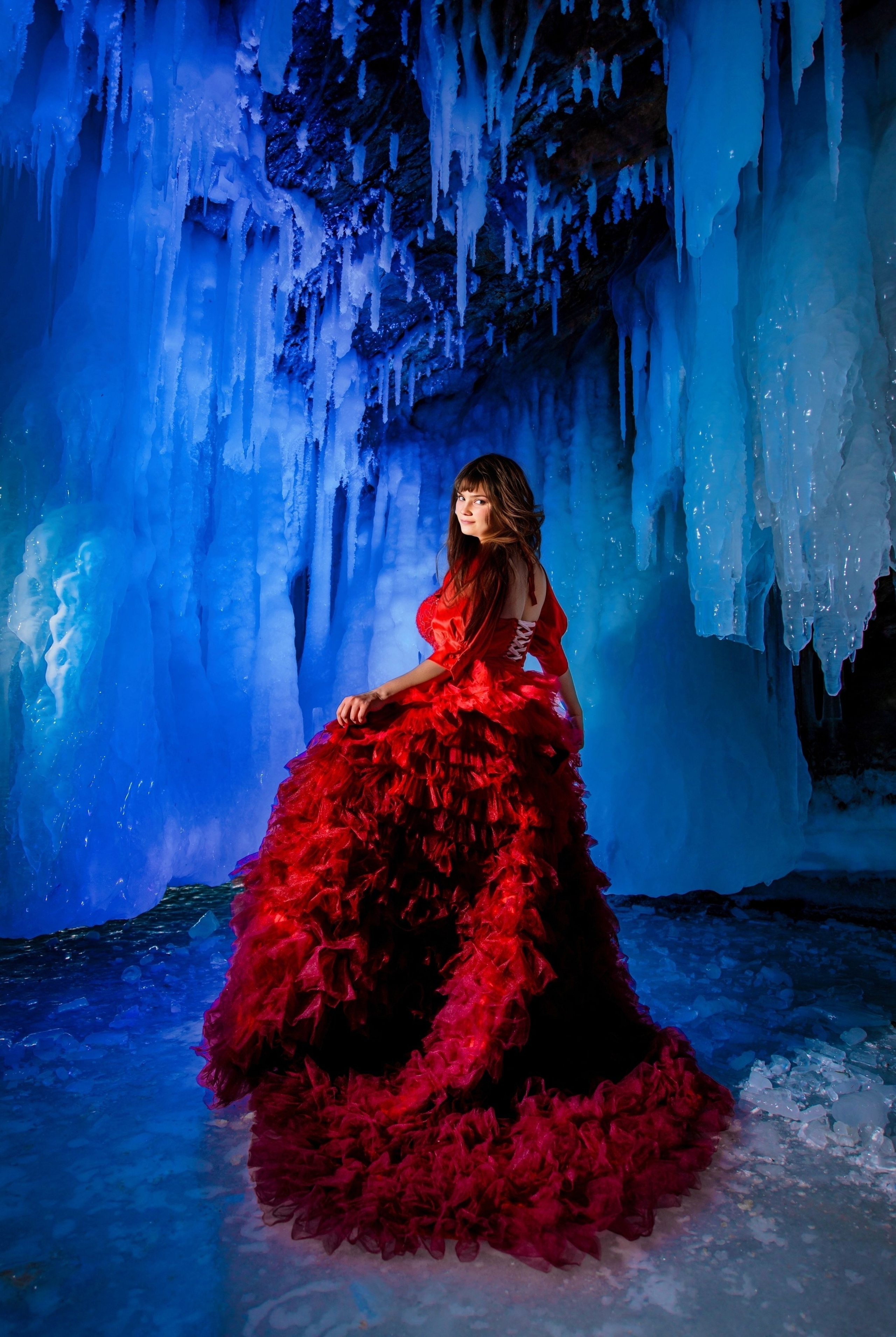 Фотосессия на Байкале в красном платье большого размера