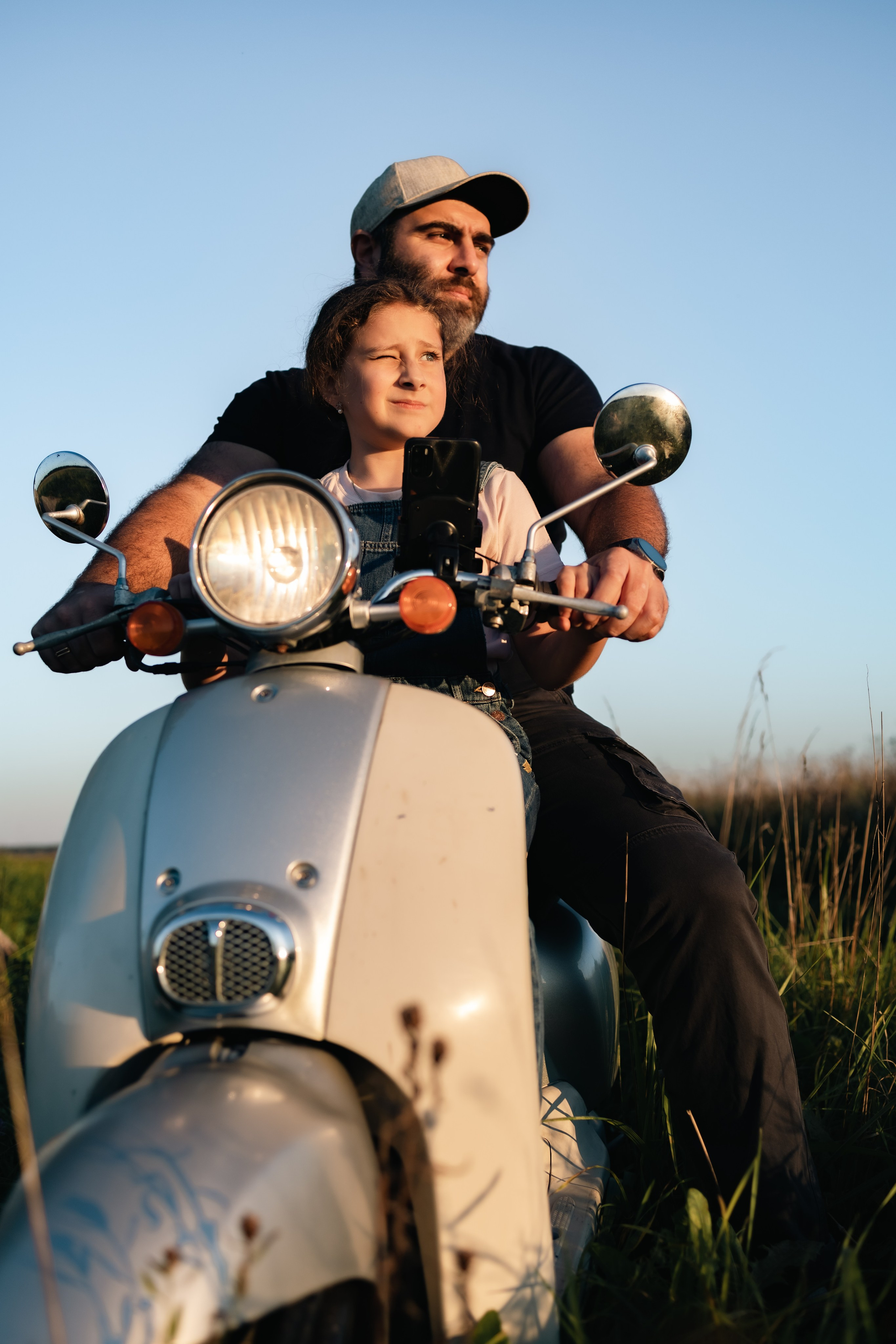 Ценные моменты с папой. Фотосессия «Папа и дочь в мини путешествии на мопеде». Семейный и детский фотограф в Санкт-Петербурге Павлова Елена