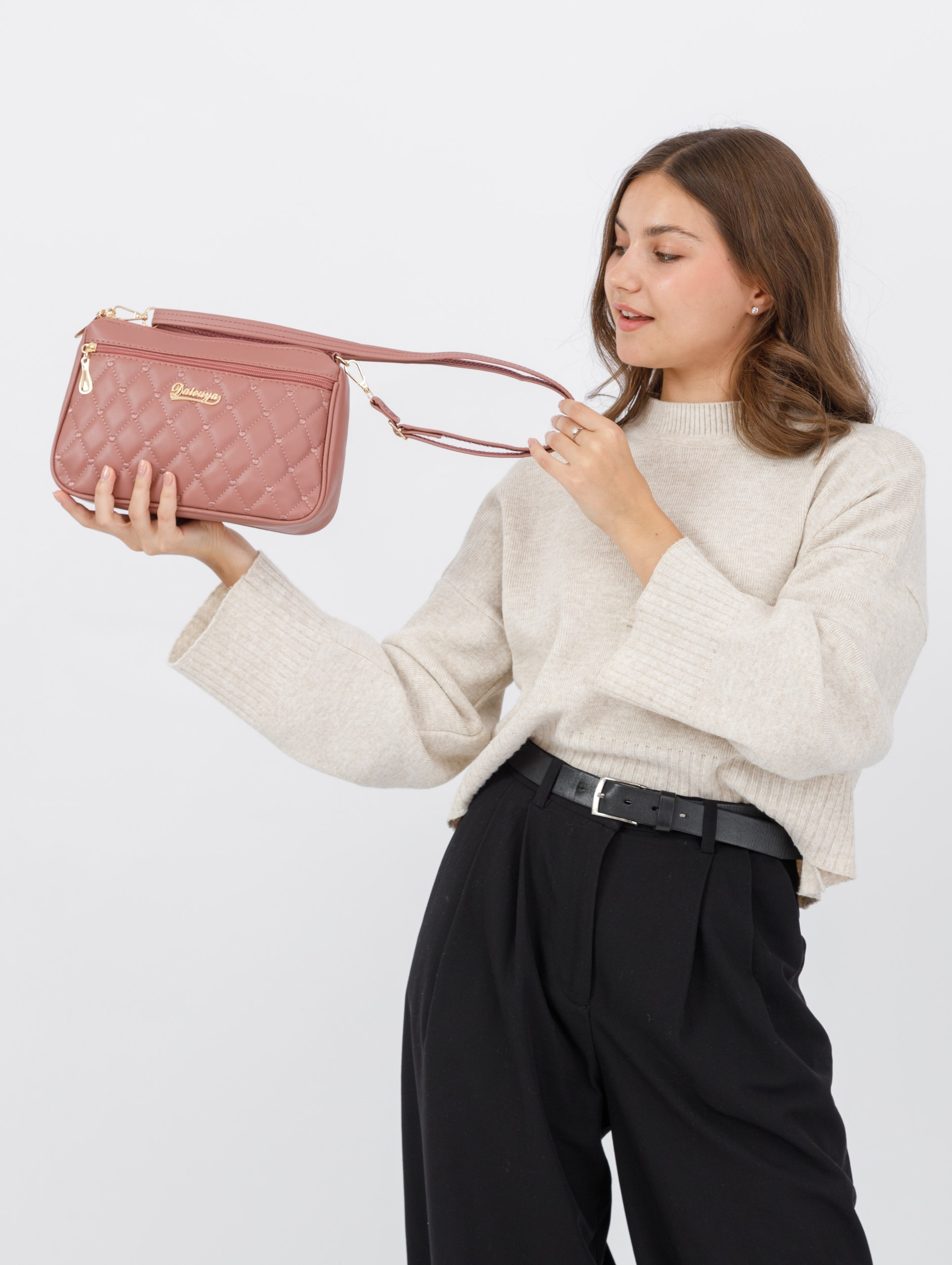 Съемка розовой и черной сумки для маркетплейса. Студия коммерческой съемки ХВОЯ