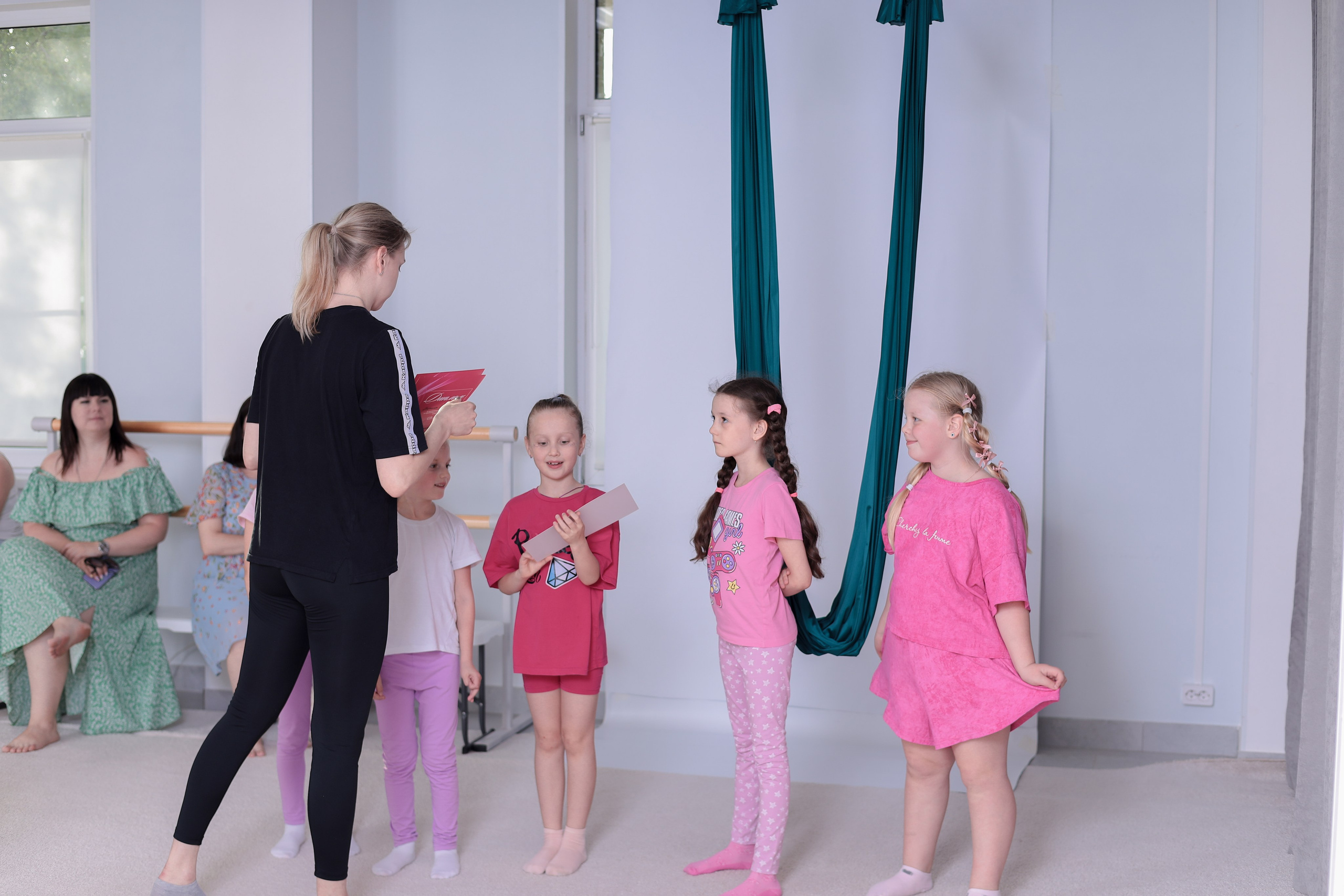 Детская аэройога. Фотограф Надршина Лилия